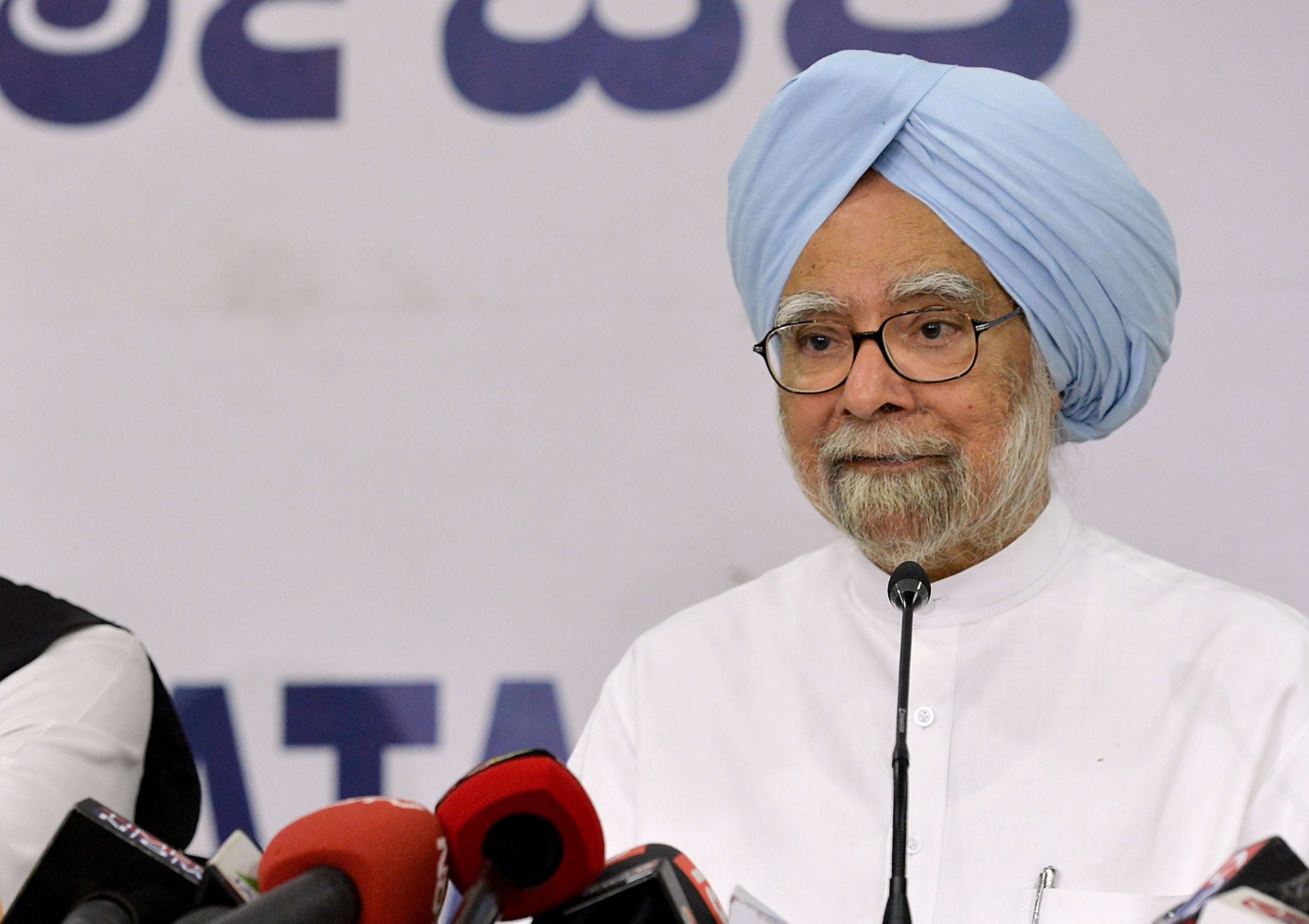 Manmohan Singh addresses a press conference in 2018