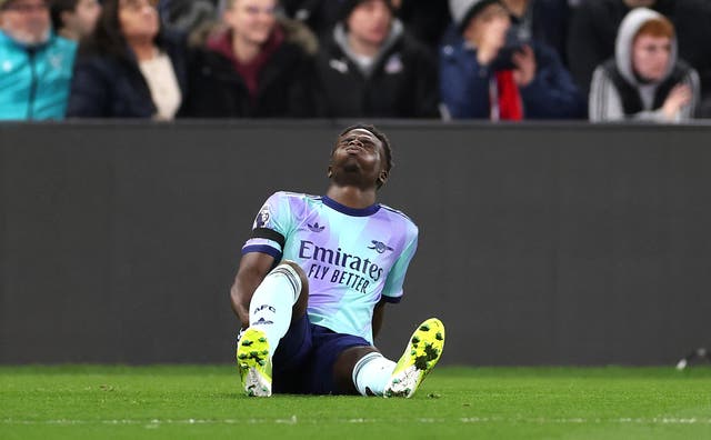 <p>Bukayo Saka holds his hamstring in pain as Selhurst Park</p>