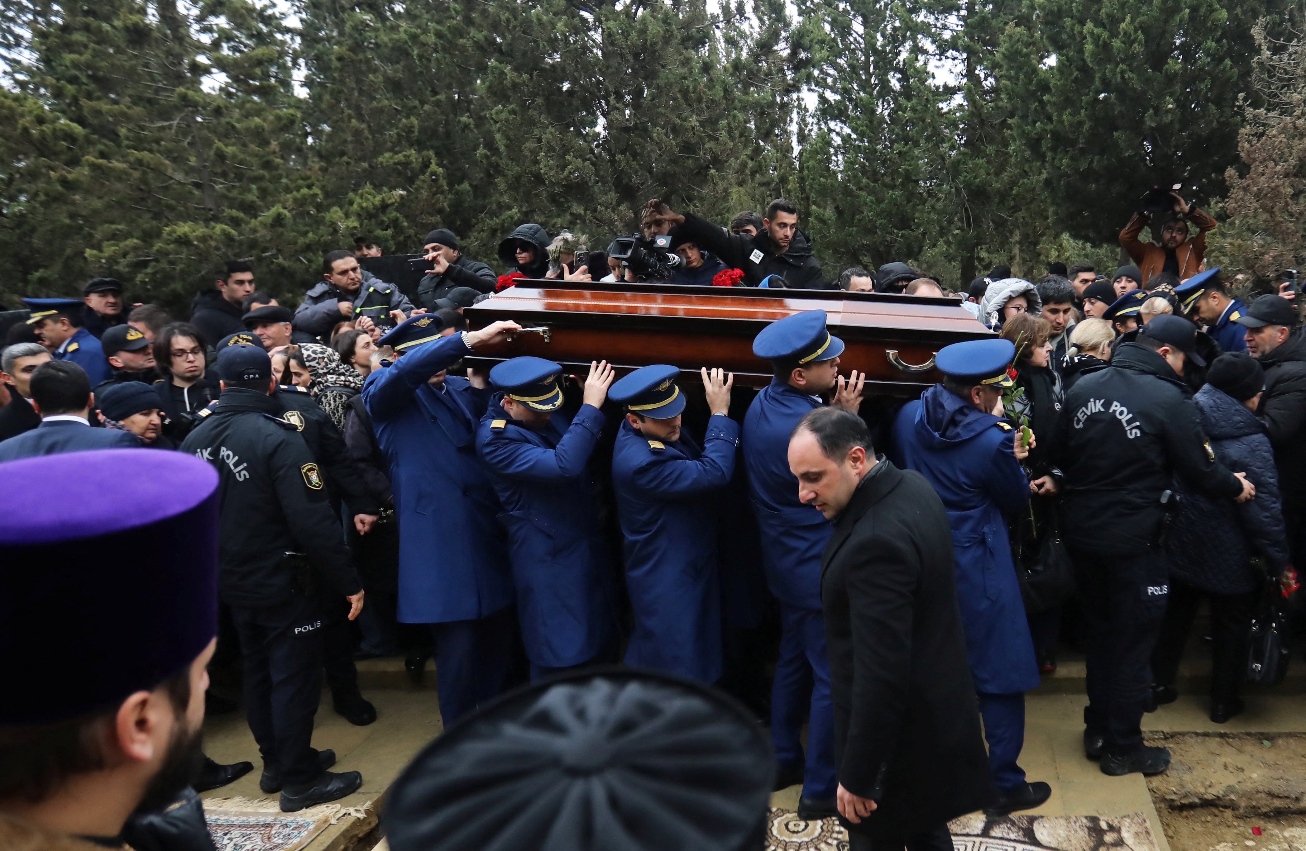 Pilots carry a coffin during the funeral of Captain Igor Kshnyakin, co-pilot Alexander Kalyaninov and flight attendant Hokuma Aliyeva, crew members of Azerbaijan Airlines