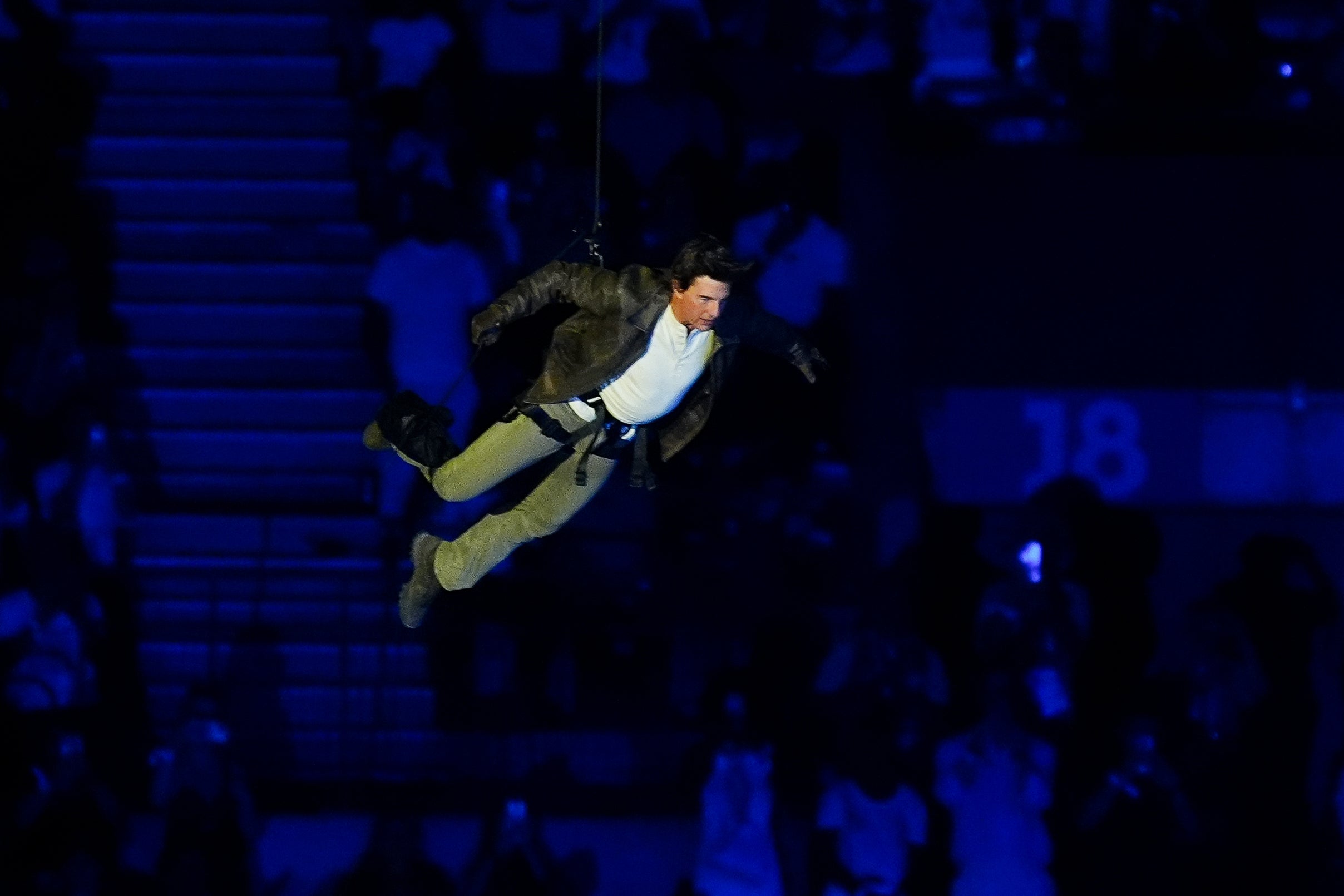 O ator Tom Cruise salta do telhado do estádio durante a cerimônia de encerramento dos Jogos Olímpicos de Paris de 2024 (David Davies/PA)