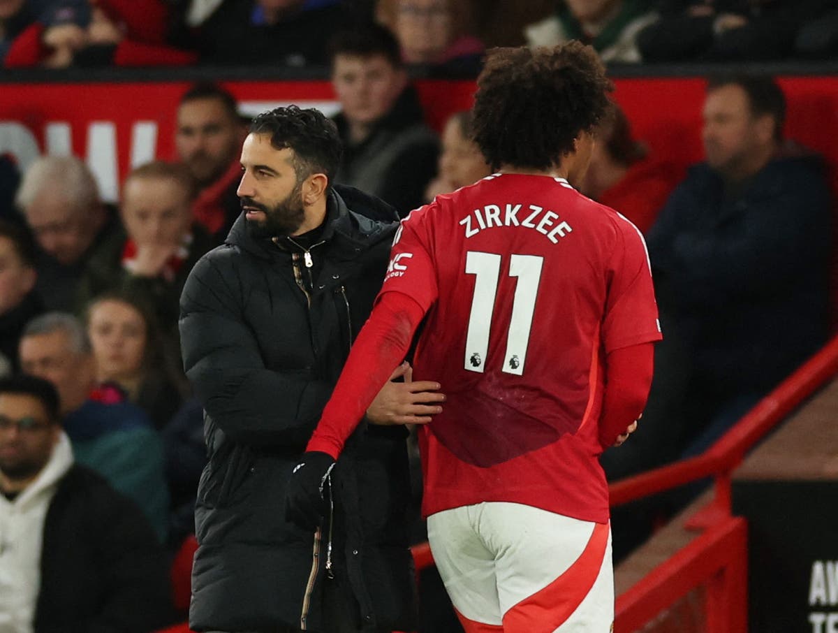 Man United fans boo Zirkzee off as striker subbed before half time v Newcastle