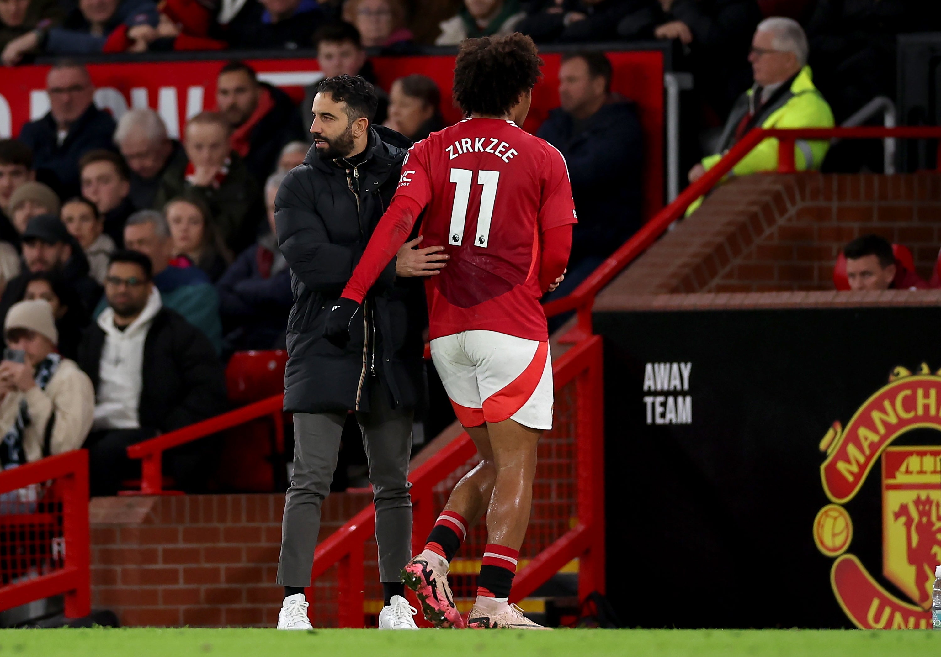 Joshua Zirkzee of Manchester United is taken off by manager Ruben Amorim