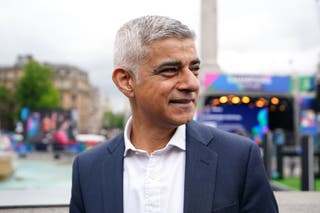 Acara kembang api Malam Tahun Baru di London akan tetap berlangsung pada tengah malam meskipun ada kekhawatiran cuaca di seluruh Inggris, Sir Sadiq Khan menegaskan