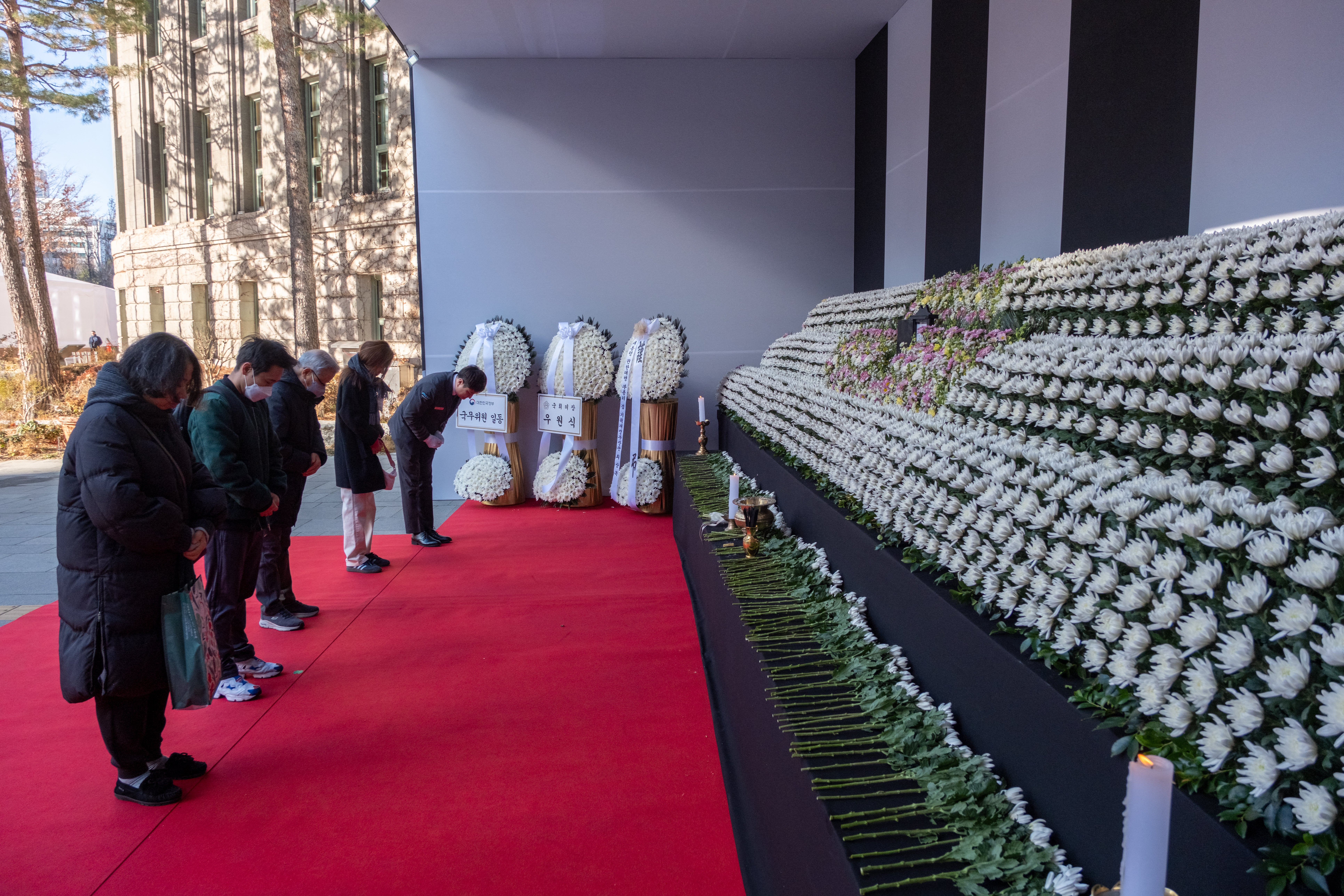 People pay their respects at the altar in front of Seoul City Hall in memory of the victims of the Jeju Air plane crash