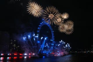 Kembang api menerangi langit di atas London Eye