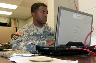 Jabbar, mantan kepala tim teknologi informasi untuk Tim Tempur Brigade 1 Divisi Lintas Udara ke-82, foto pada tahun 2016 di Fort Polk, Louisiana