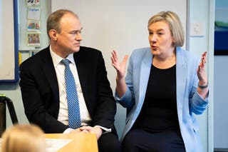 Pemimpin Demokrat Liberal Sir Ed Davey dan anggota parlemen Lisa Smart (James Manning/PA)