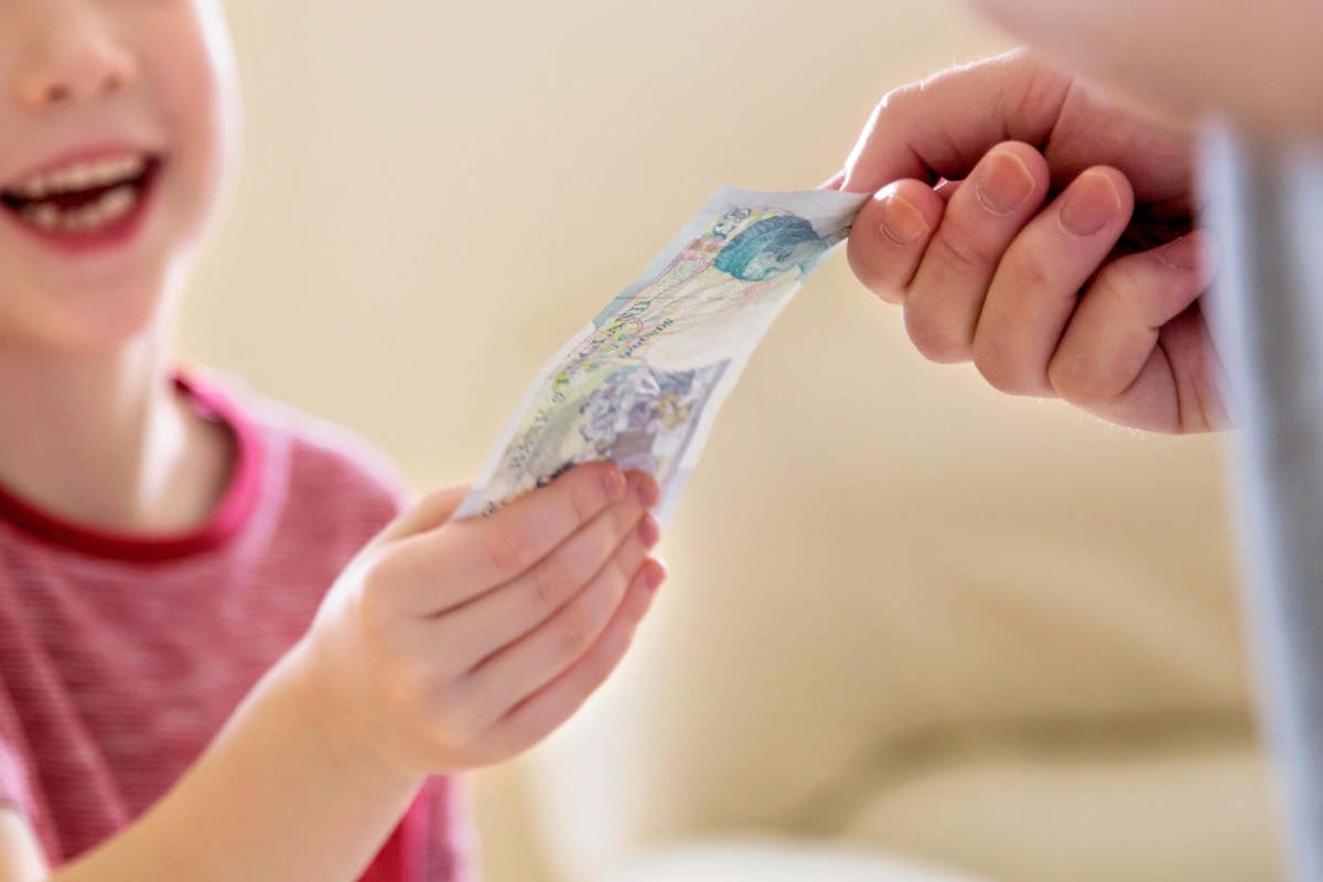 The valuable lessons parents can teach their kids when giving out pocket money