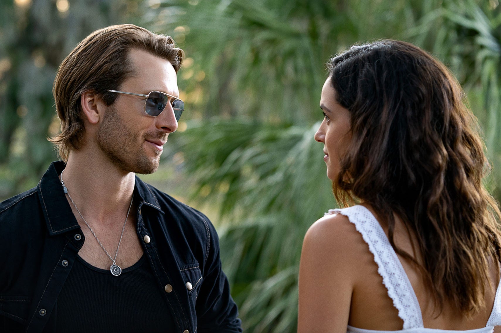 Glen Powell and Adria Arjona in ‘Hit Man’