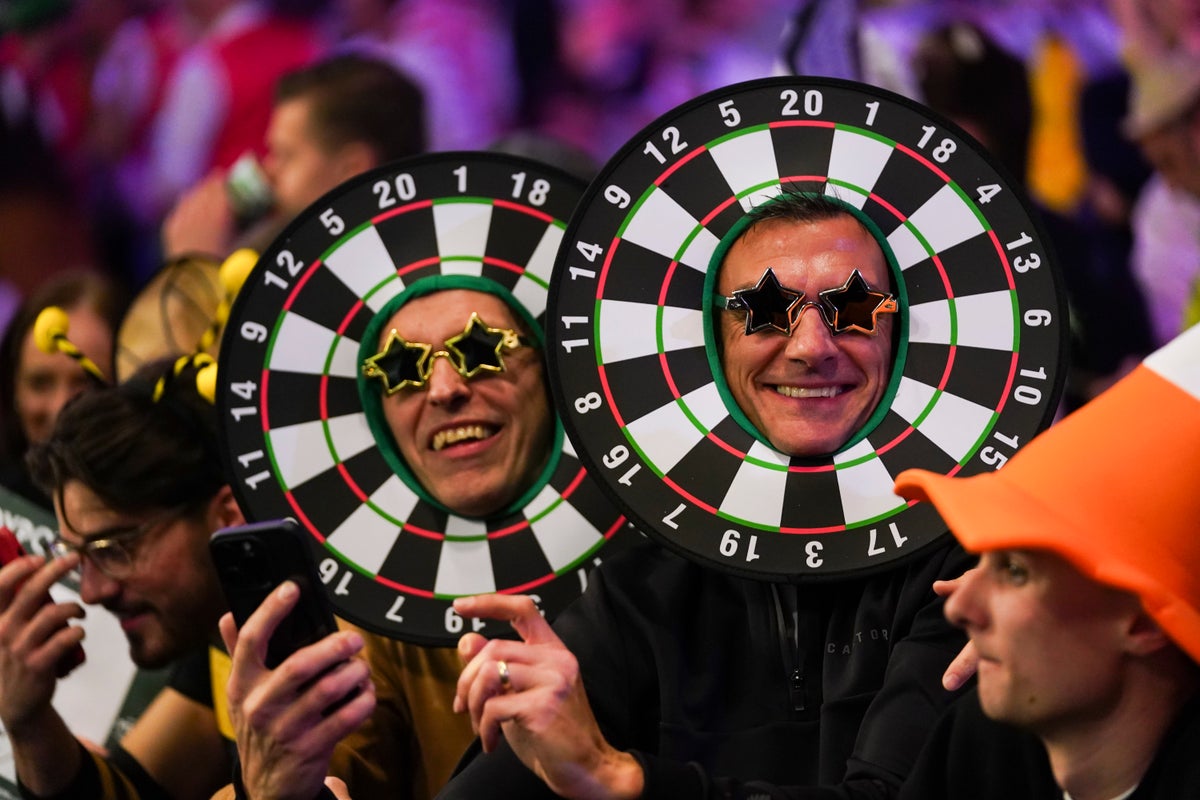 PHOTO COLLECTION: Darts Fans