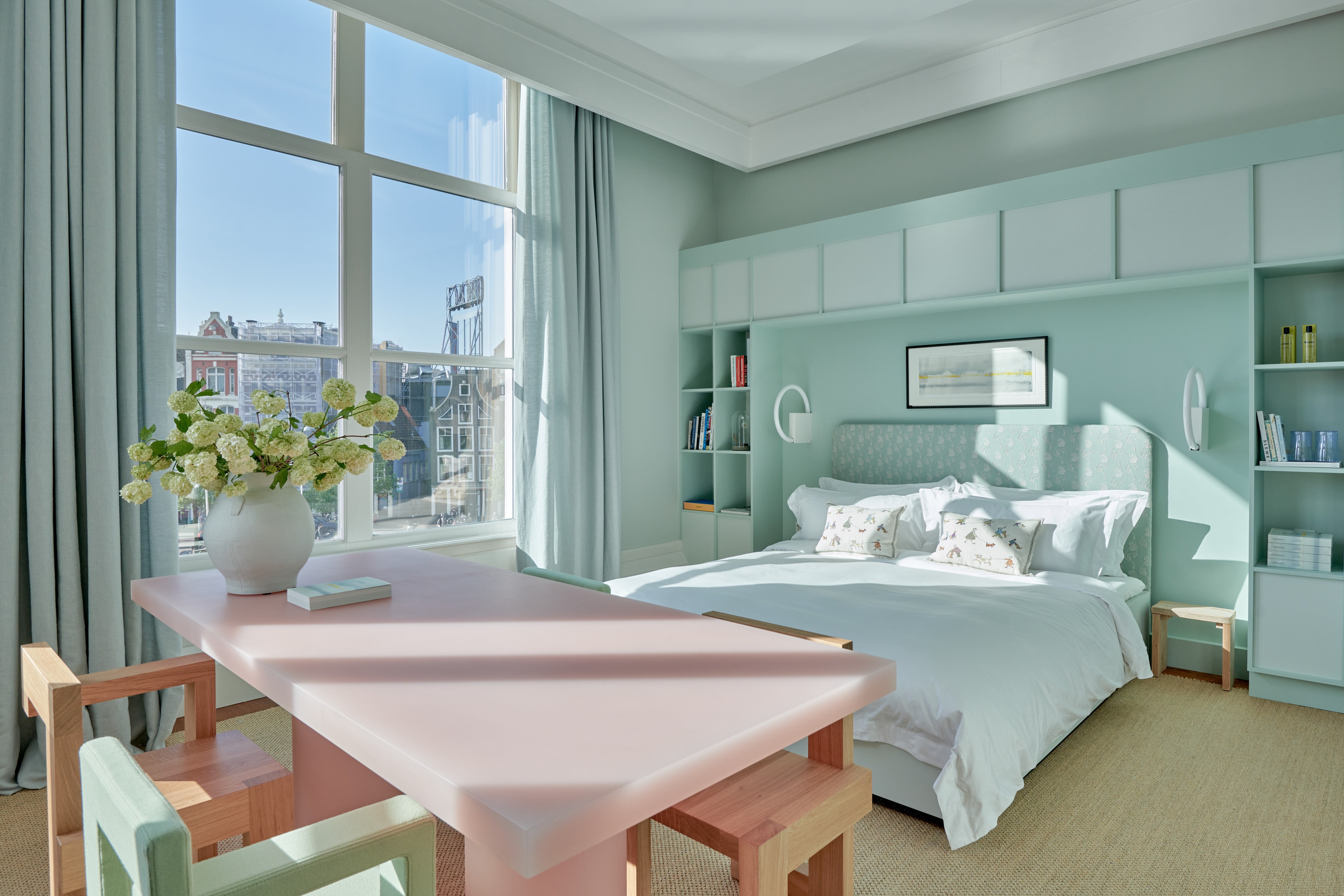 If your family is looking for somewhere extra swanky, seek out the suites at De L’Europe