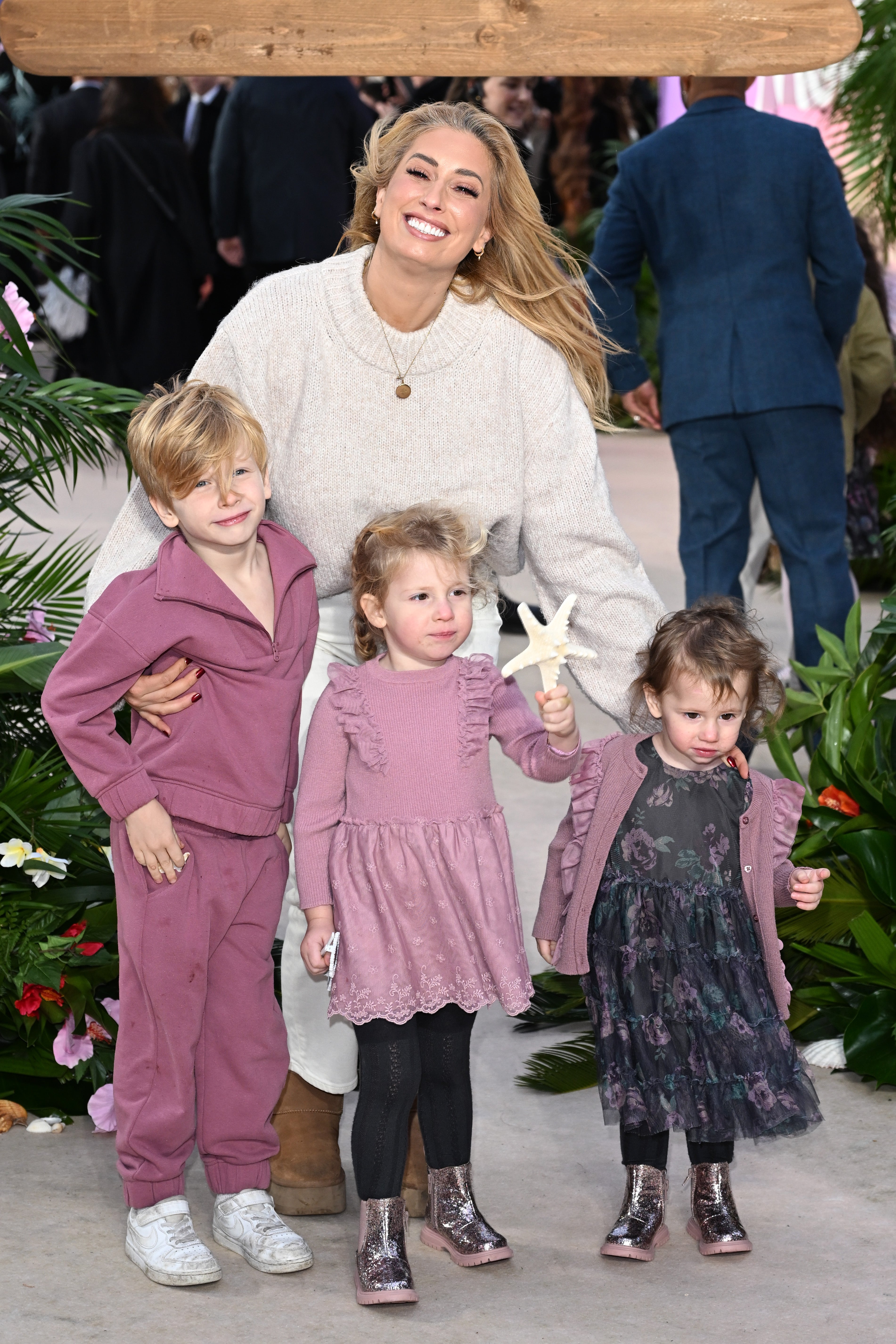 Stacey Solomon fotografada com seus filhos Rex, Rose e Belle