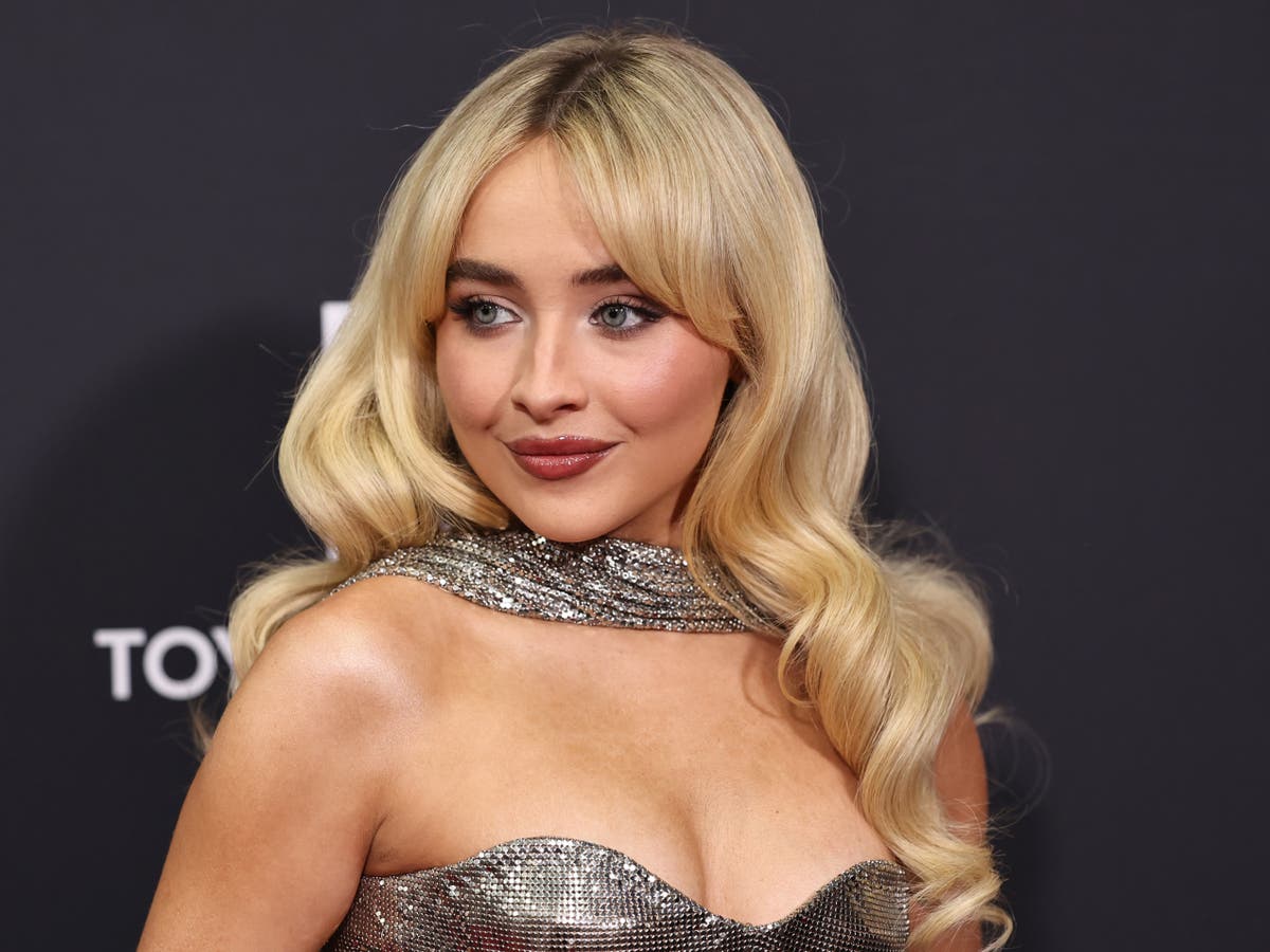 Sabrina Carpenter shares â then breaks â her NSFW New Yearâs resolution