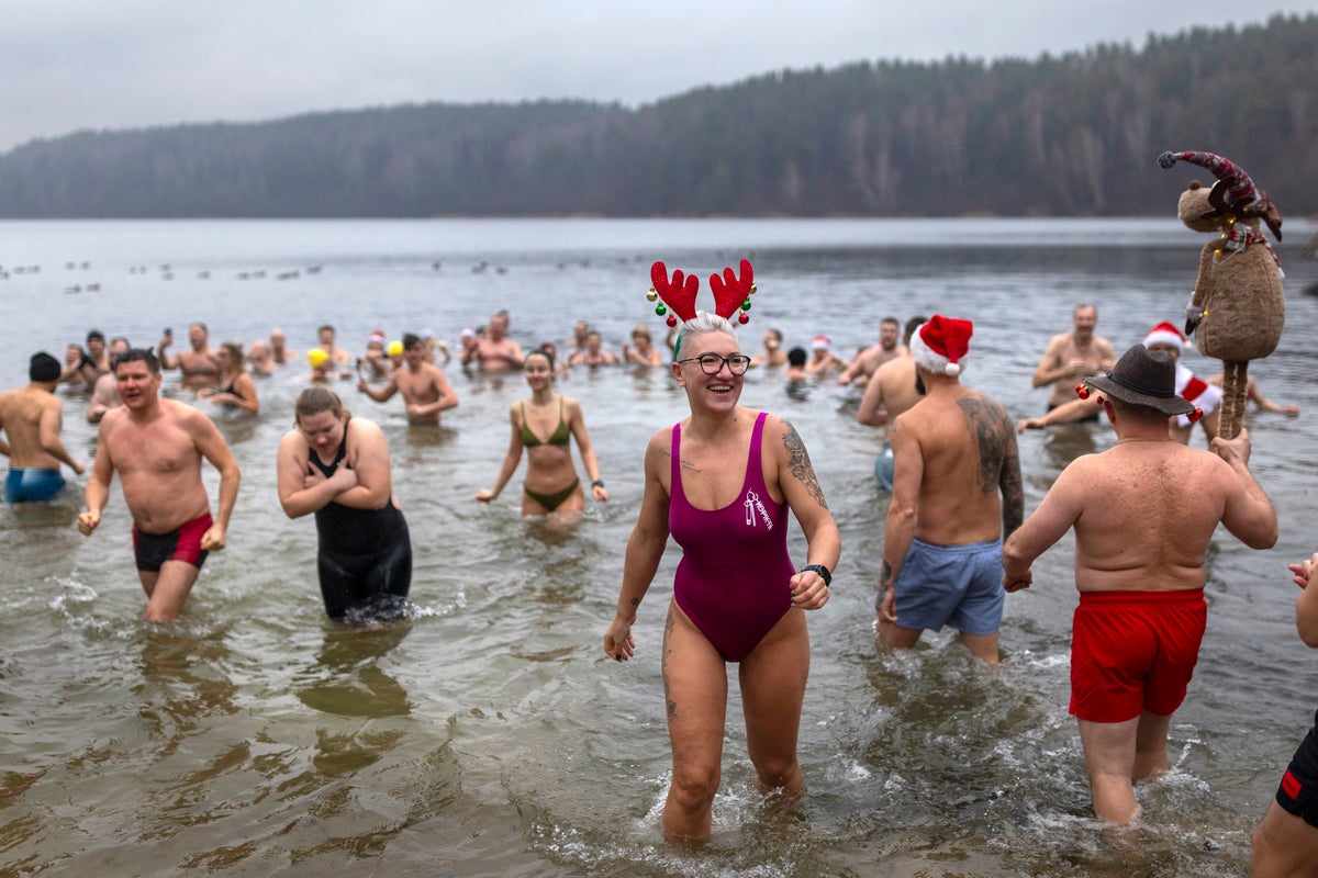 PHOTO COLLECTION: New Year's Dive