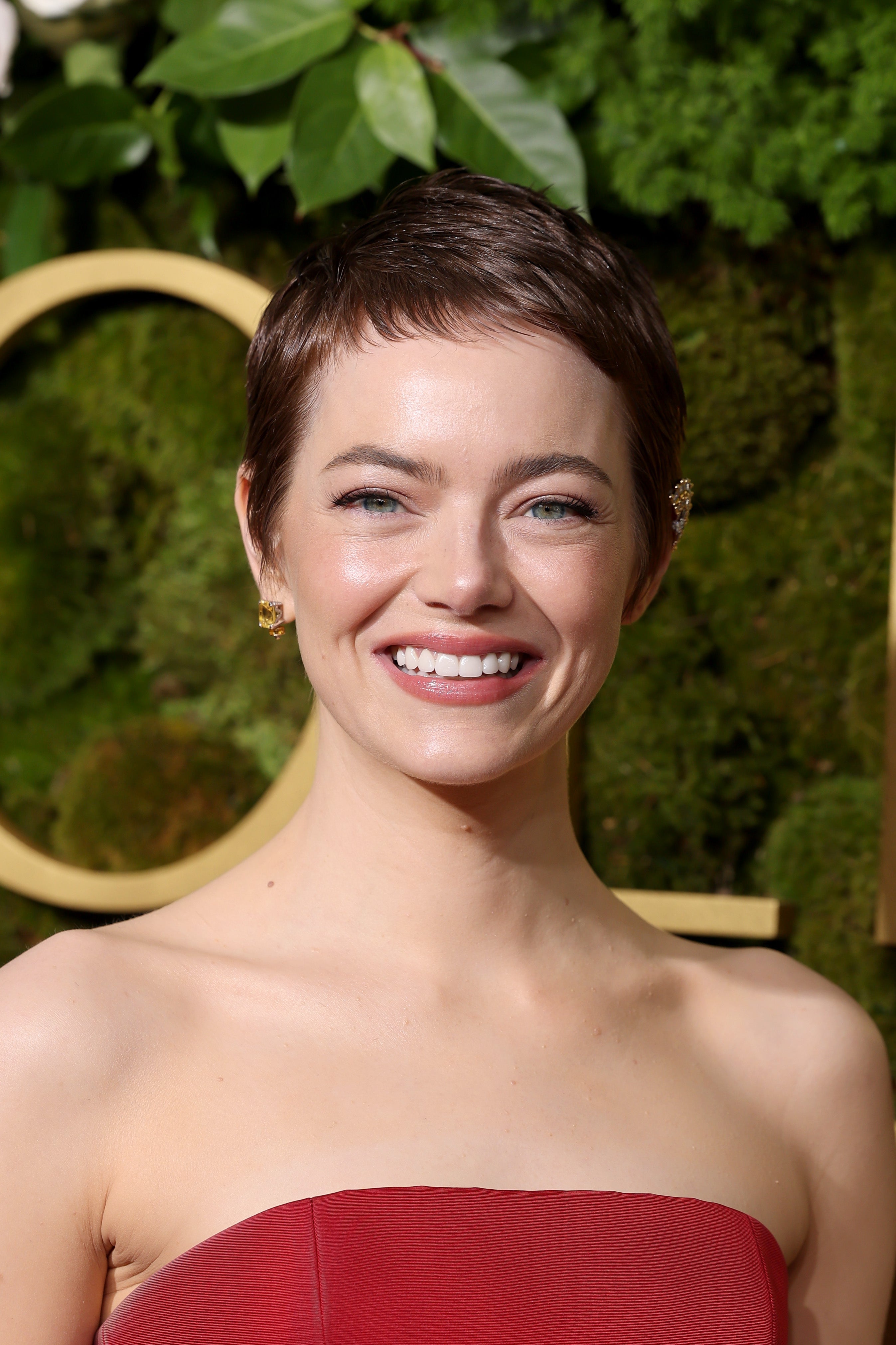 Emma Stone debuts pixie cut at the 82nd Annual Golden Globe Awards