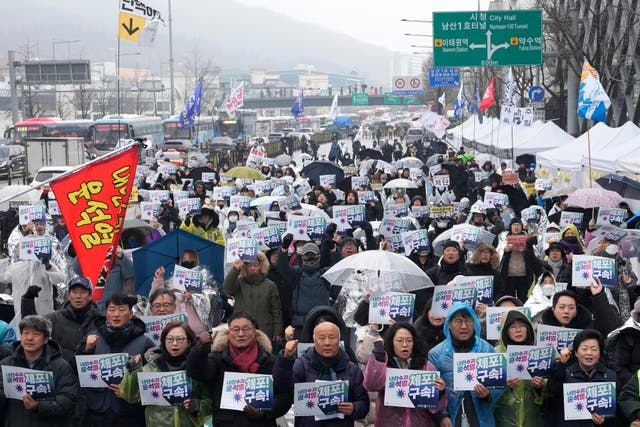 <p>Protesters stage a rally demanding the arrest of suspended South Korean president Yoon Suk Yeol in Seoul on 6 January 2025</p>