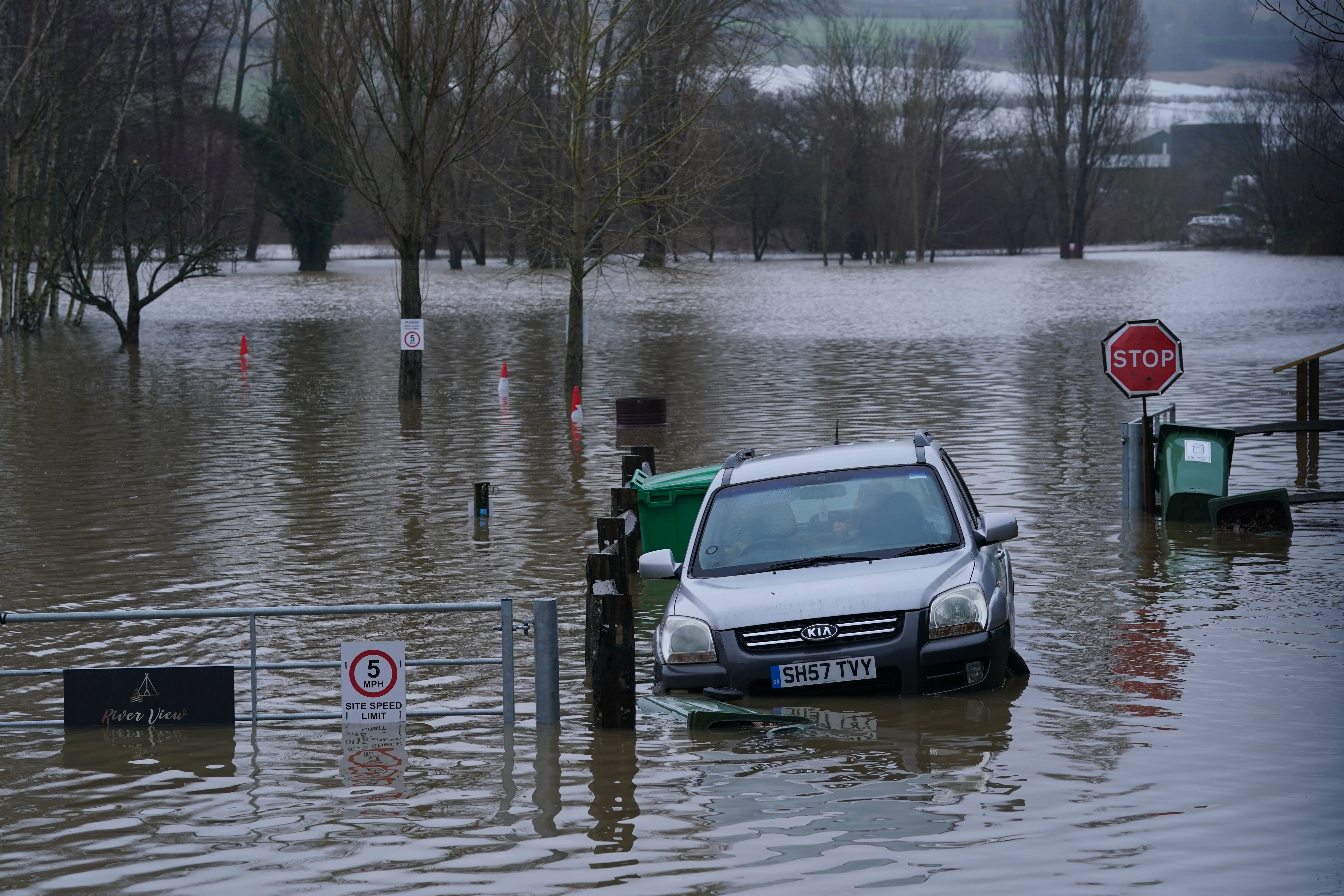 Flood water begins to rise in Yalding, Kent