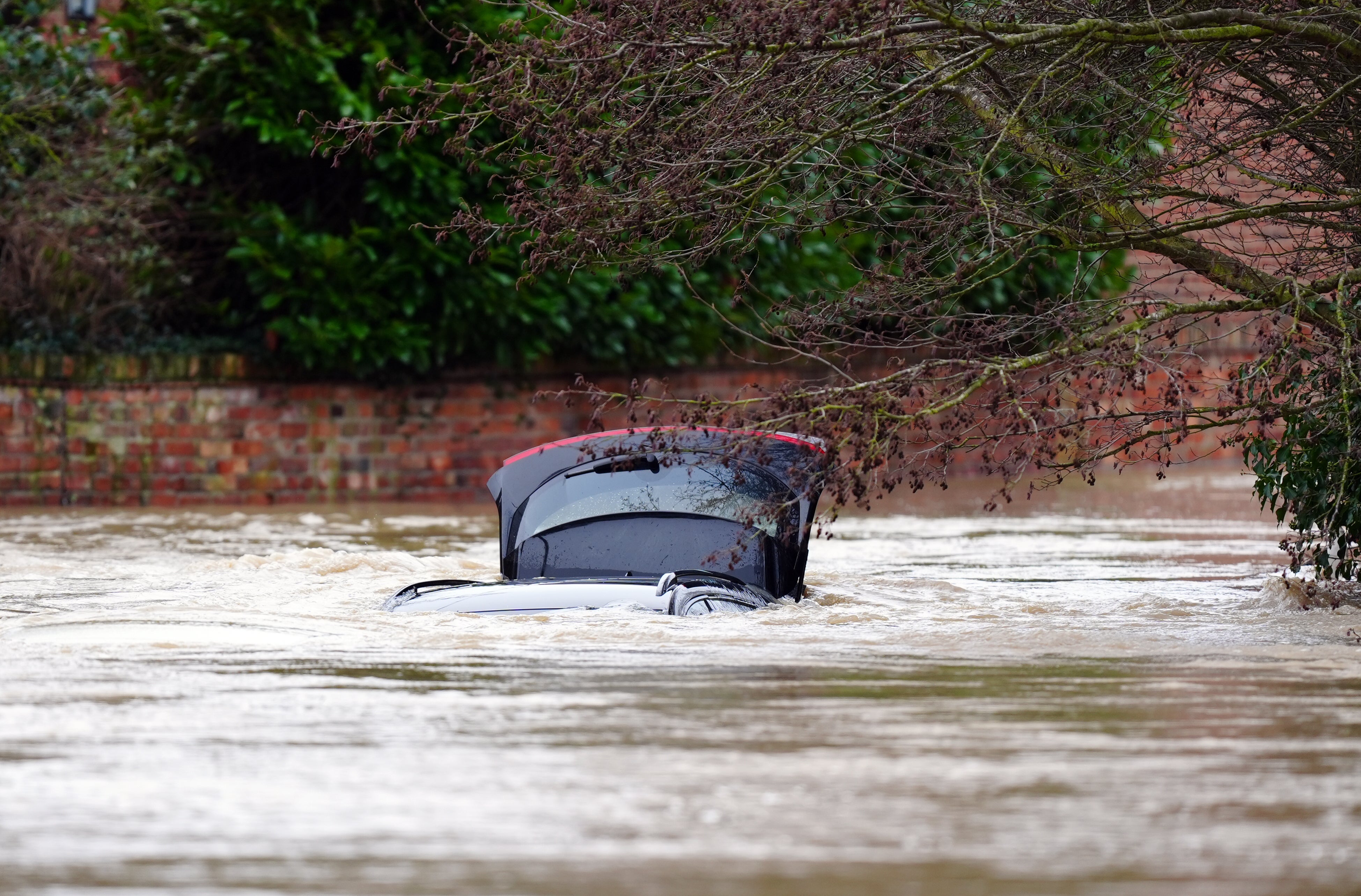 Sebuah kendaraan terendam air dekat Sungai Devon di Bottesford, Leicestershire