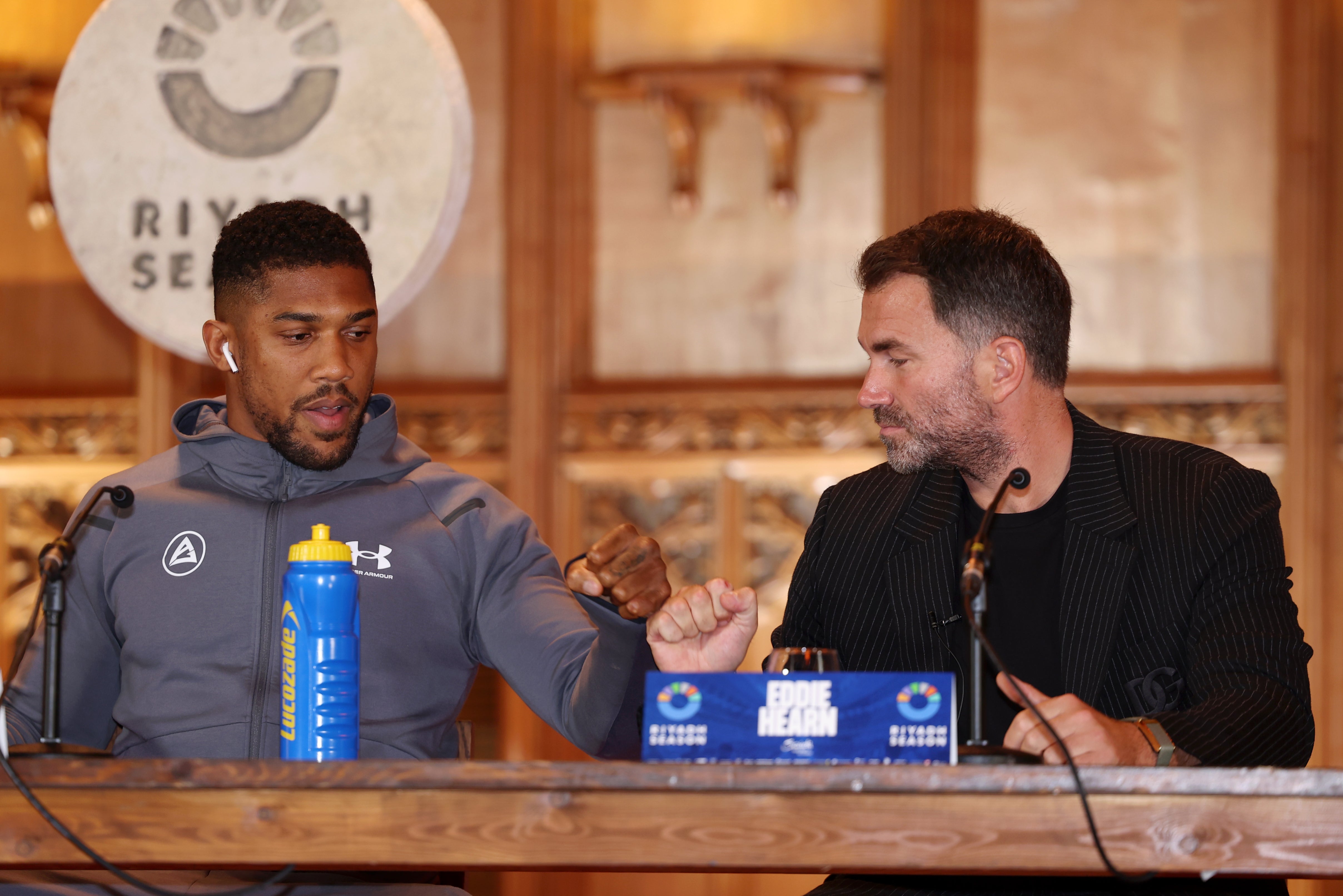 Anthony Joshua (a sinistra) con il suo promotore Eddie Hearn