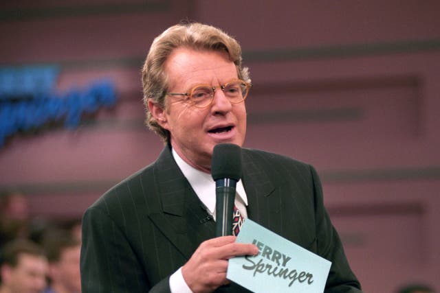 <p>Un imán de controversias: Jerry Springer al frente de su icónico programa de televisión homónimo</p>