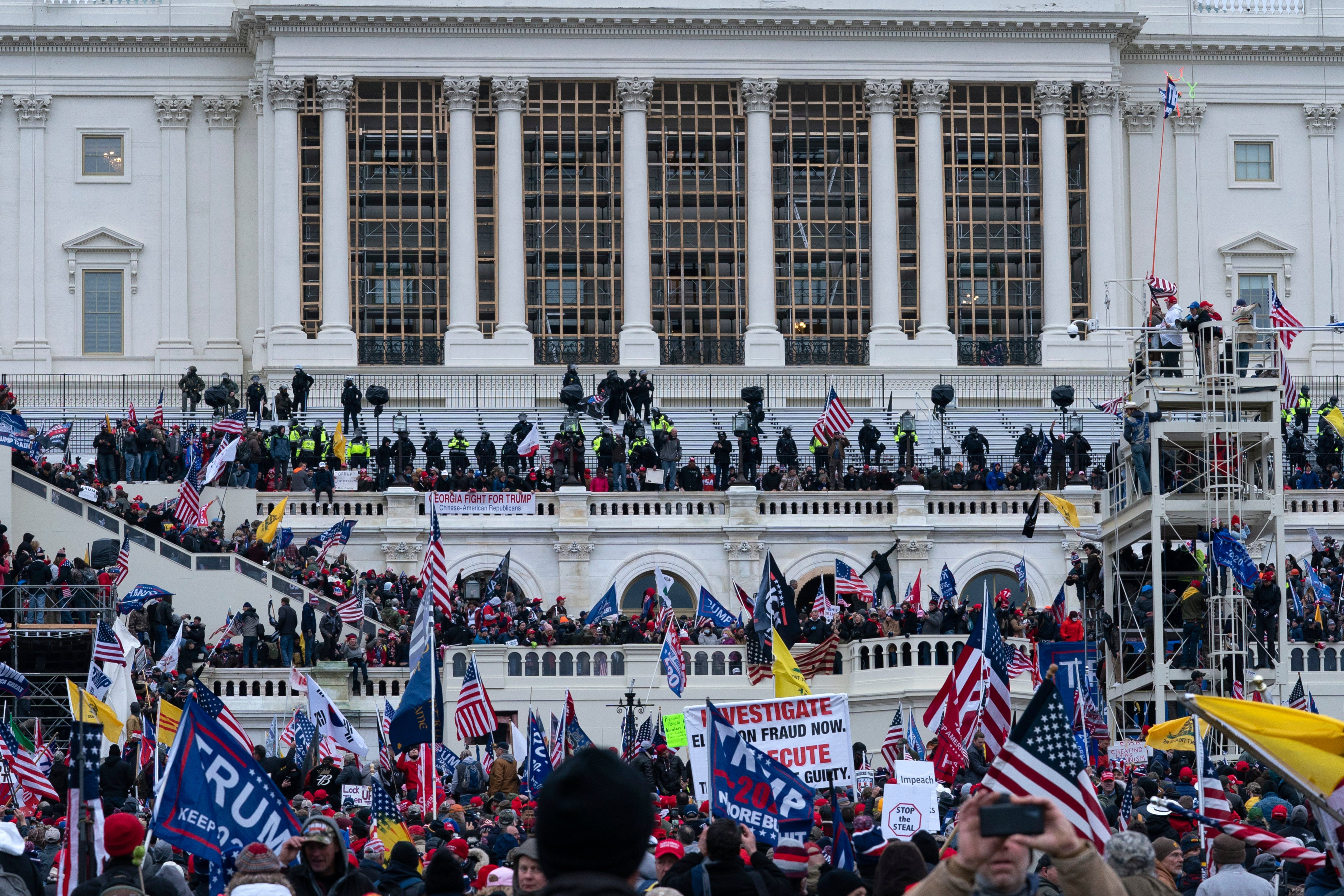 Apoiadores do presidente Donald Trump se manifestam em frente ao Capitólio dos EUA na quarta-feira, 6 de janeiro de 2021, em Washington