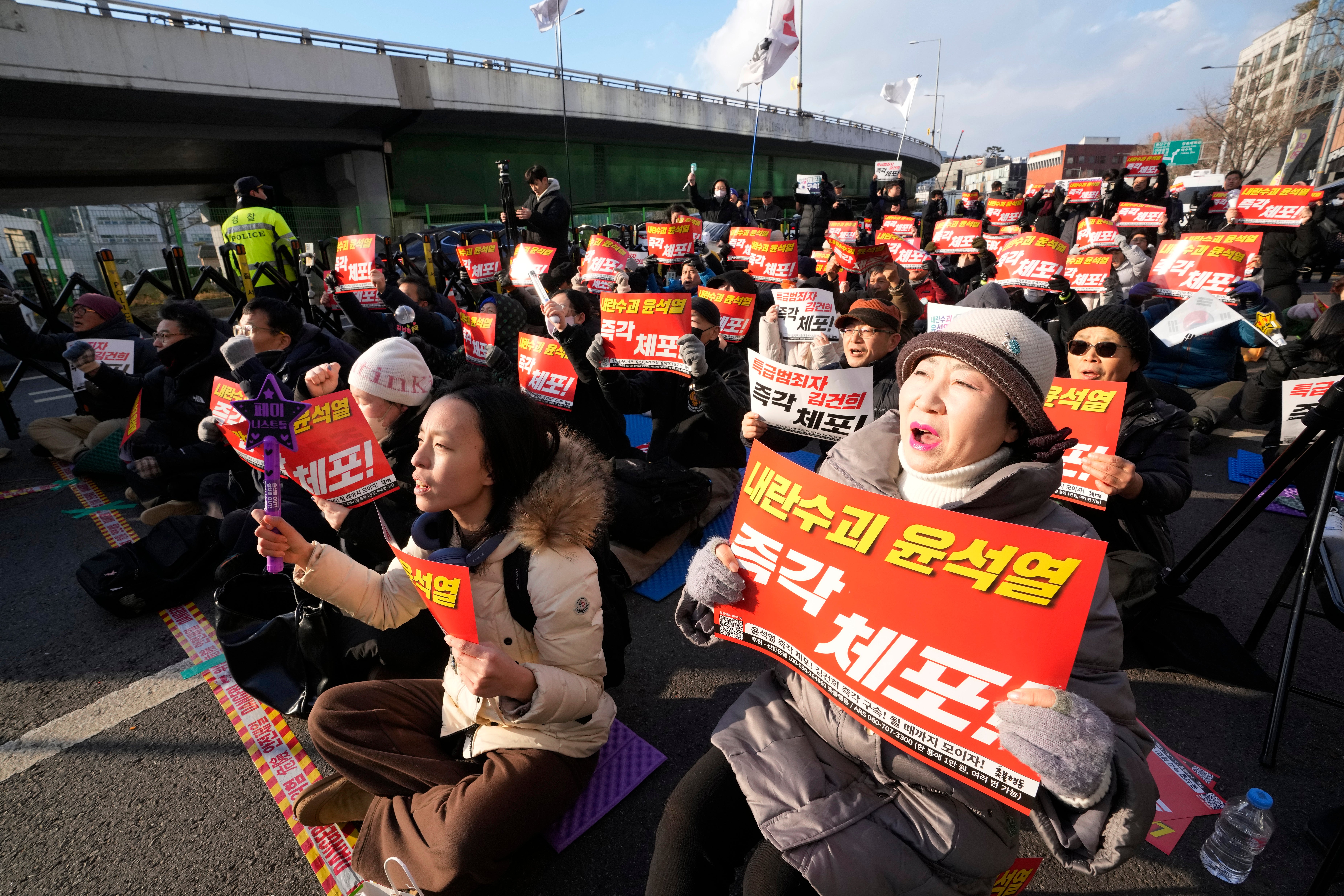 Para pengunjuk rasa menghadiri rapat umum di dekat kediaman presiden di Seoul, Korea Selatan, menuntut penangkapan Presiden Korea Selatan yang dimakzulkan Yoon Suk-yeol.