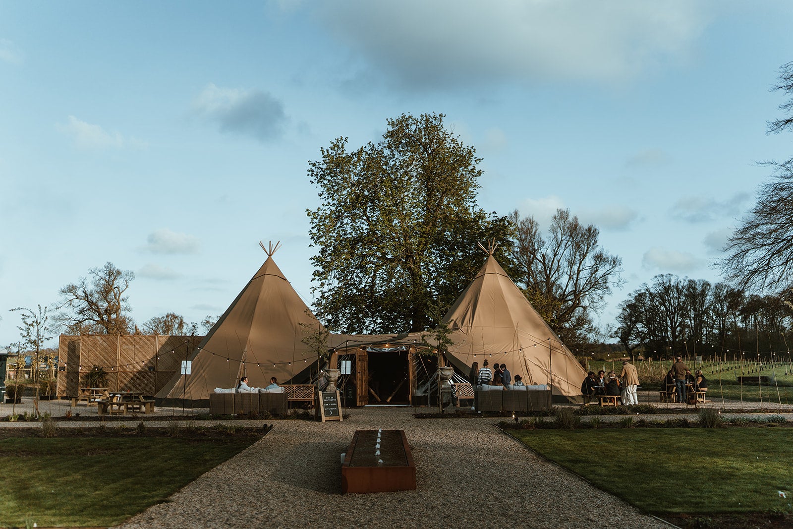 O Tempus Tipi oferece noites com música ao vivo, pizzas em forno a lenha e coquetéis