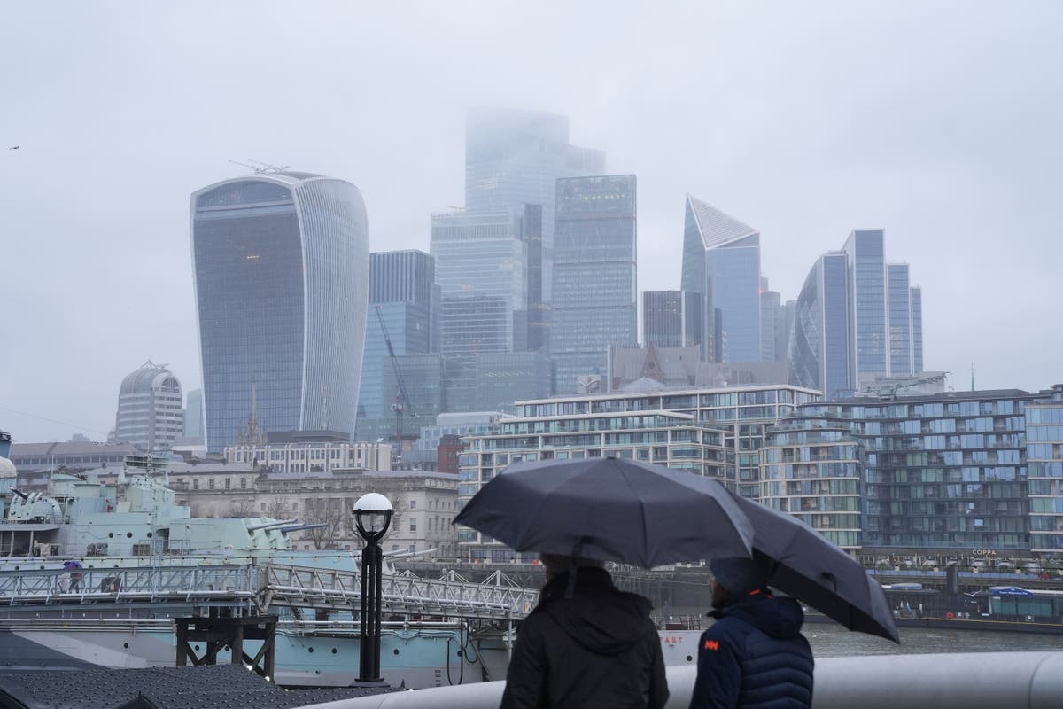 UK Stock Markets Falter as Gilt Yields Surge, Pound Weakens