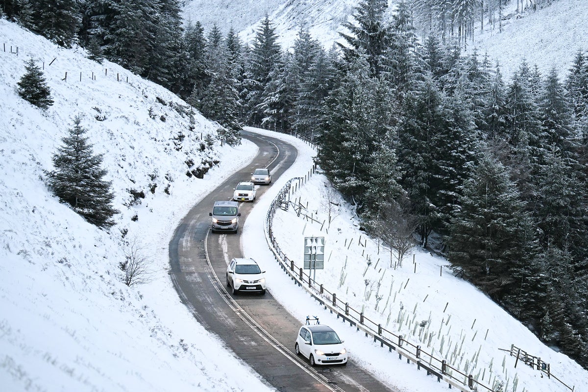 Snake Pass: Could the UK's most famous/dangerous driving road be shut to cars?