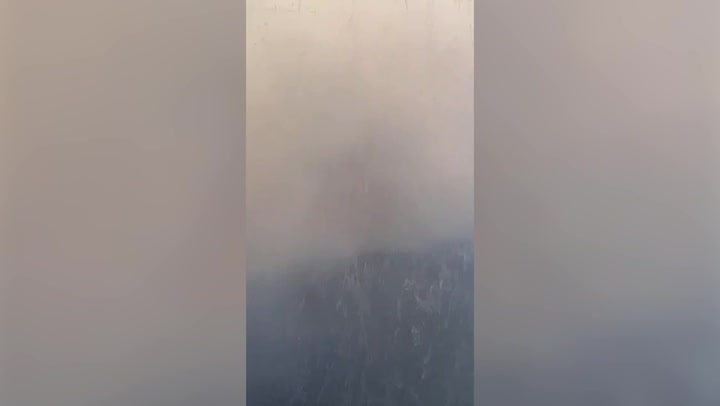 <p>Passenger films plane battling wildfire smoke and high winds during turbulent LA landing.</p>
