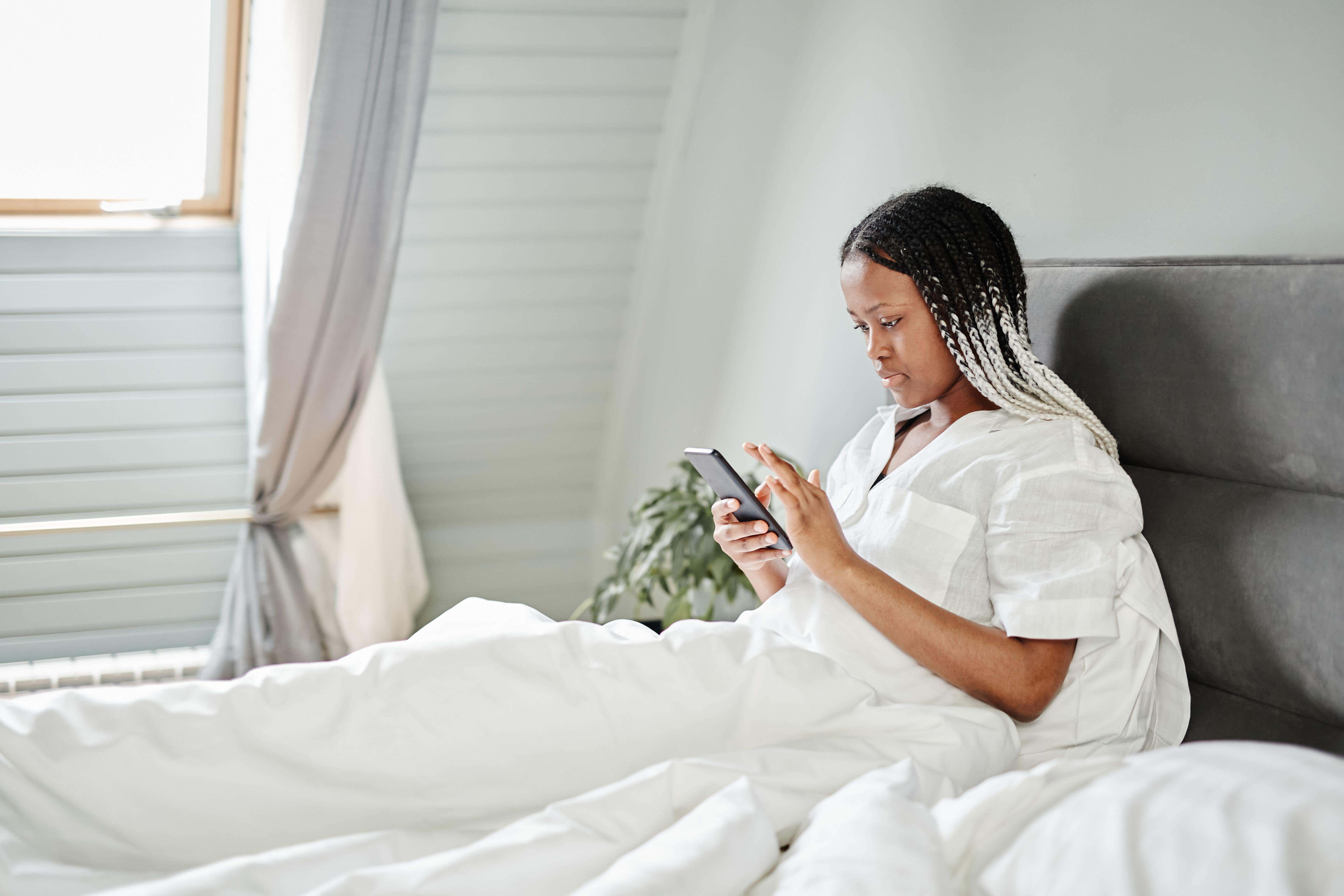 5 reasons why you should stop using your phone first thing in the morning