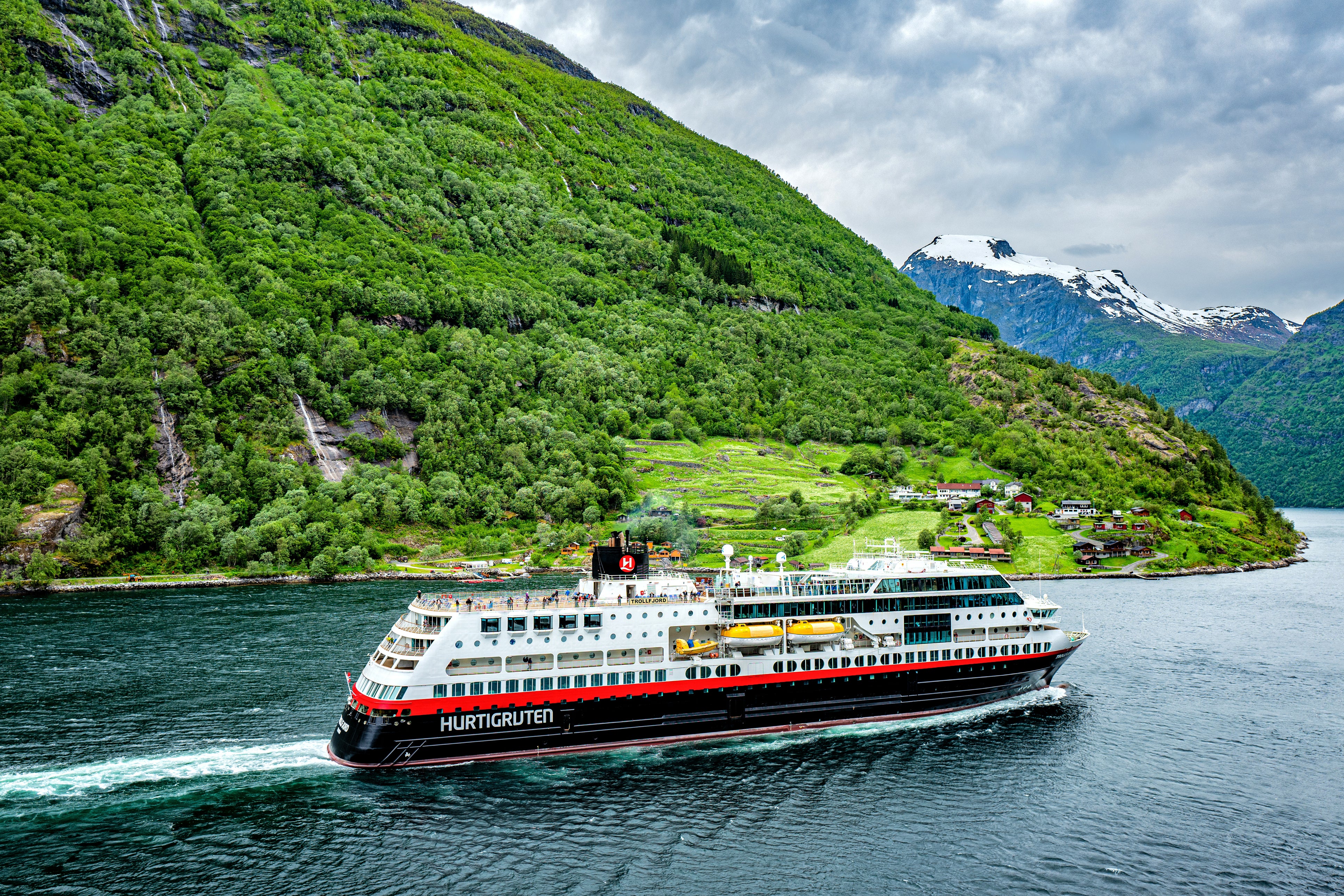 Os passageiros podem abraçar a costa norueguesa com Hurtigruten