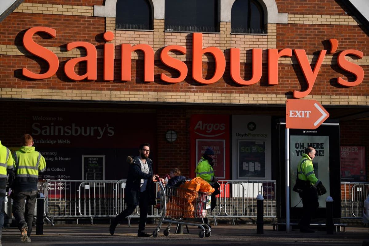 Sainsbury’s give workers surprise pay increase after huge Christmas sales Sainsbury’s give workers surprise pay increase after huge Christmas sales
