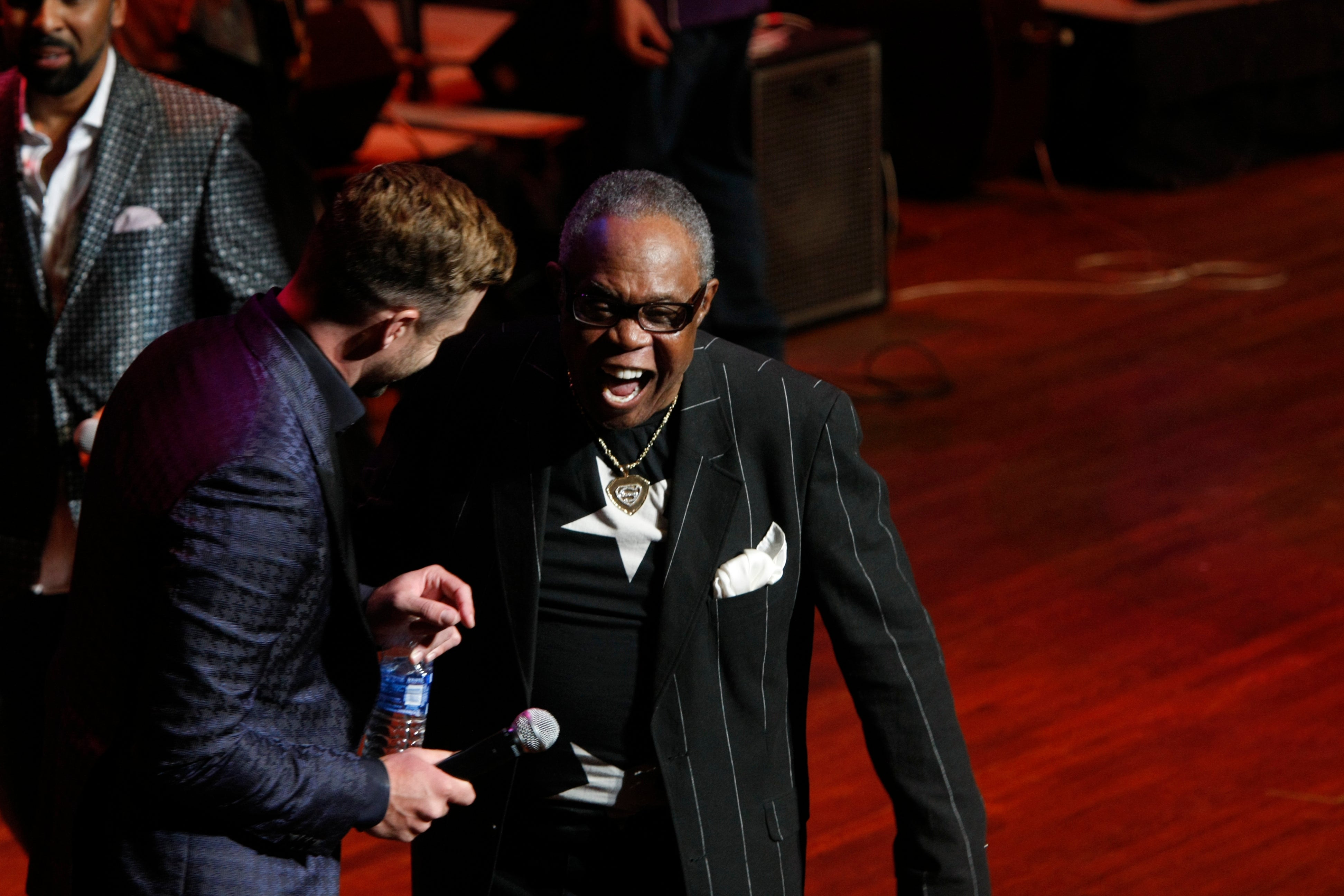 Sam Moore, à direita, com Justin Timberlakes participa da cerimônia de posse do Memphis Music Hall of Fame