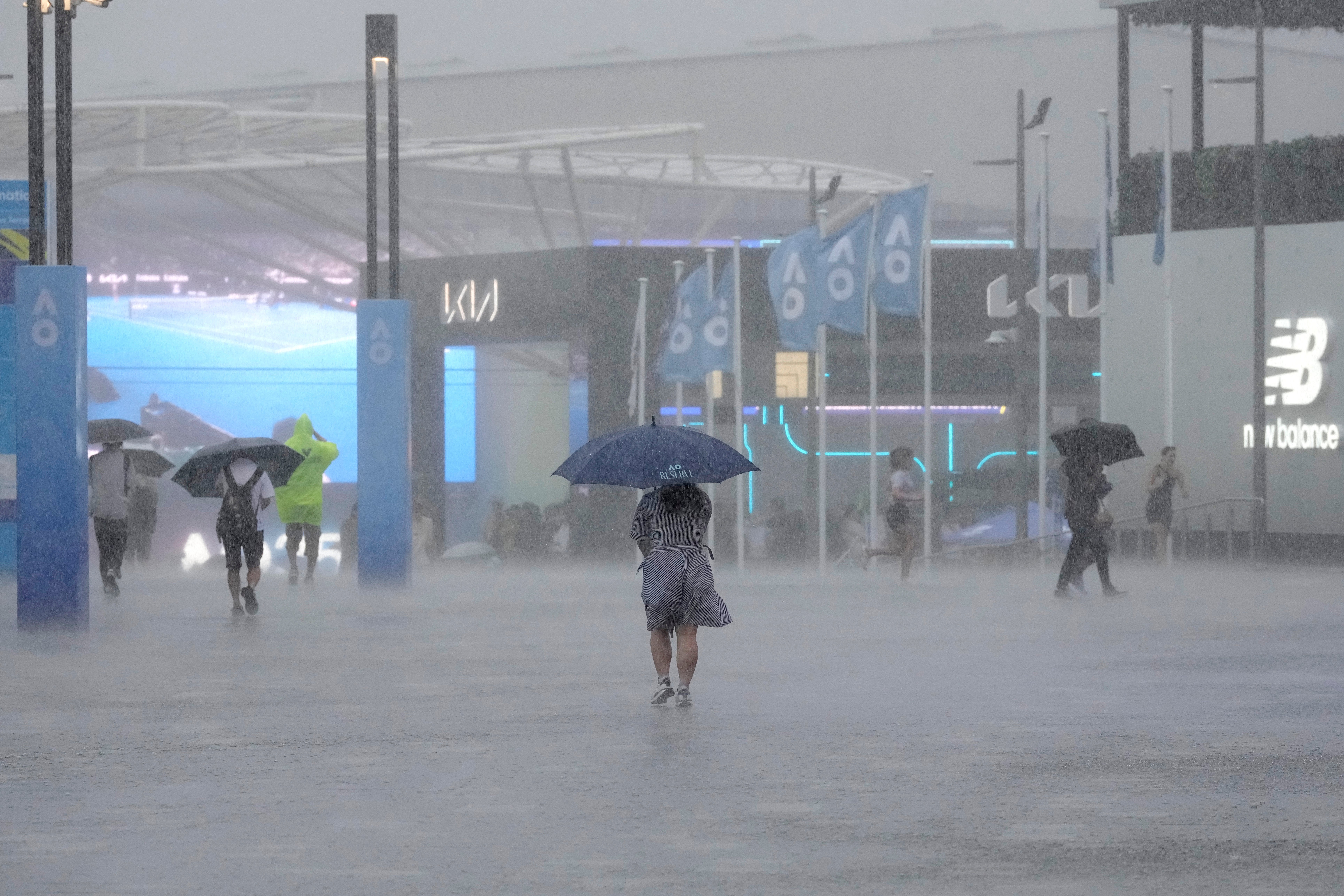 Una forte pioggia ha martellato Melbourne nella giornata di apertura degli Australian Open