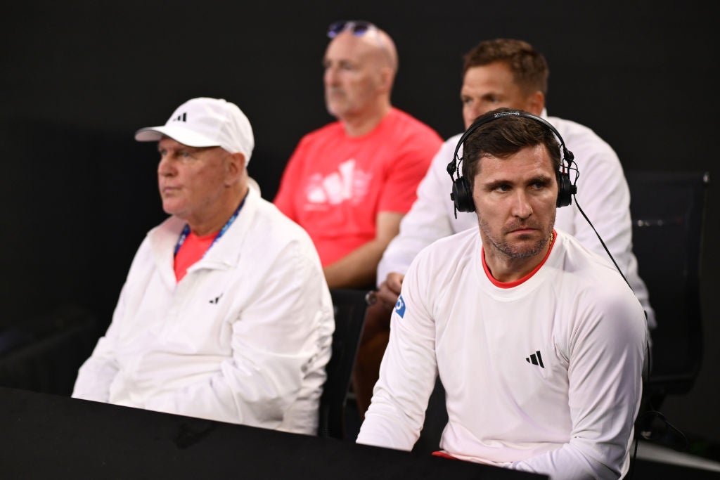 Zverev’s team in the new ‘coaching pods’ at court-level