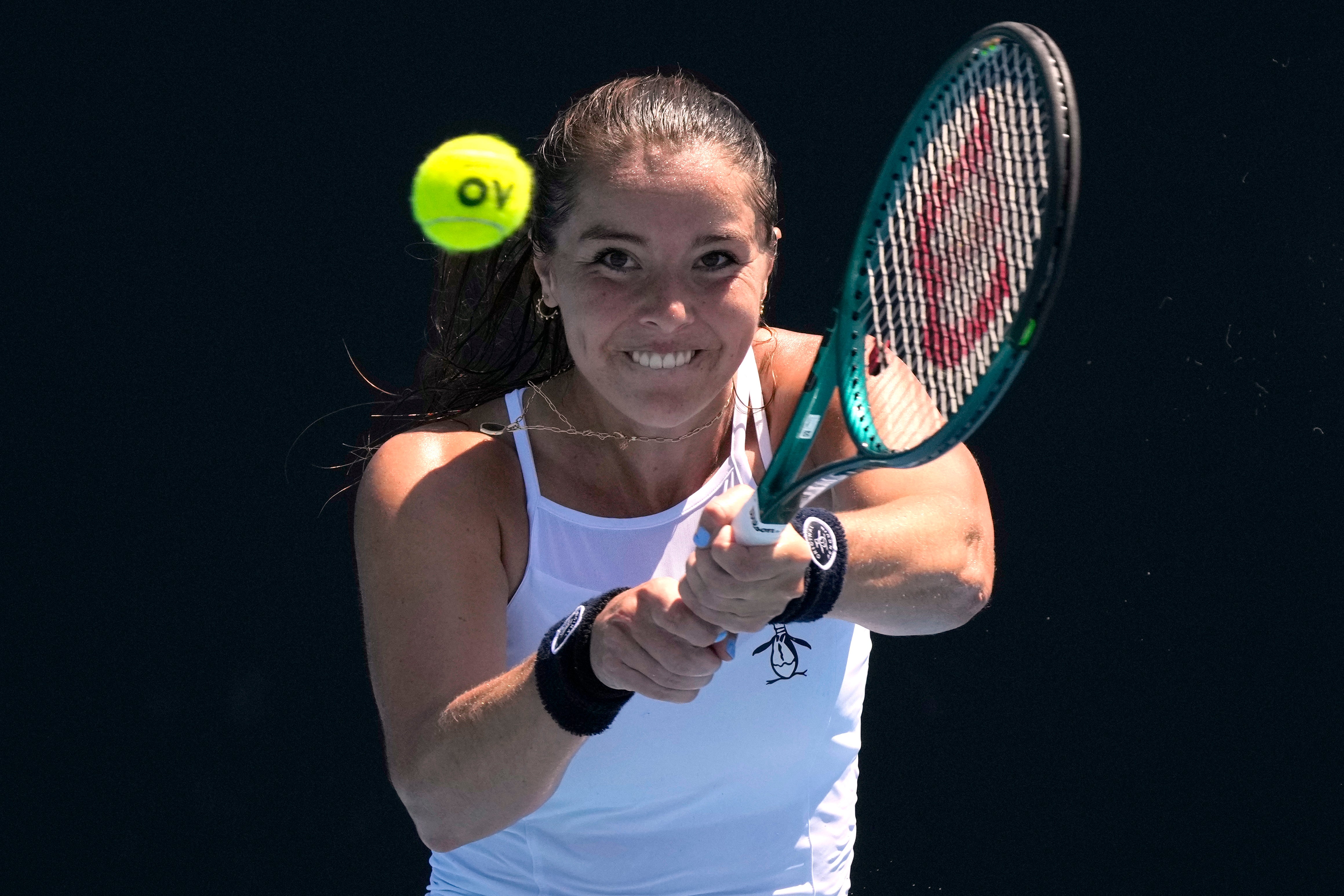 Jodie Burrage colpisce di rovescio (Manish Swarup/AP)