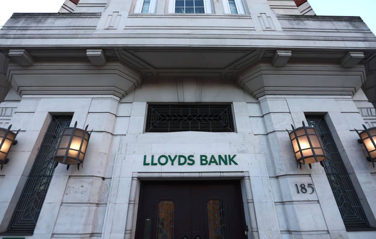 Lloyds bankers warned of bonus cuts if not in workplace two days per week