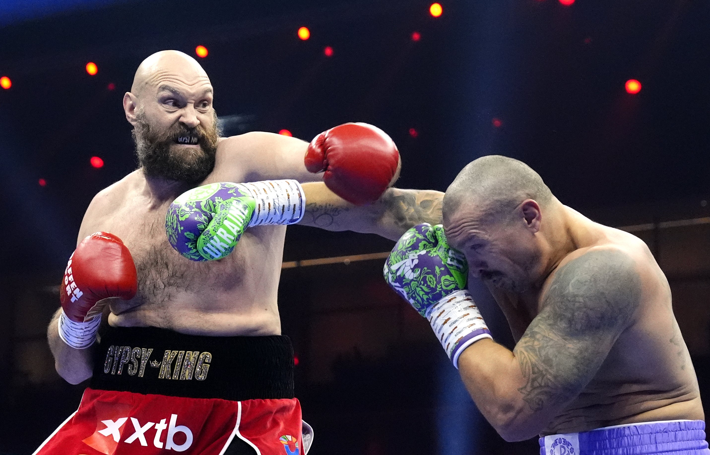 Tyson Fury (a sinistra) perso contro Oleksandr Usyk due volte nel 2024, ha superato entrambe le volte