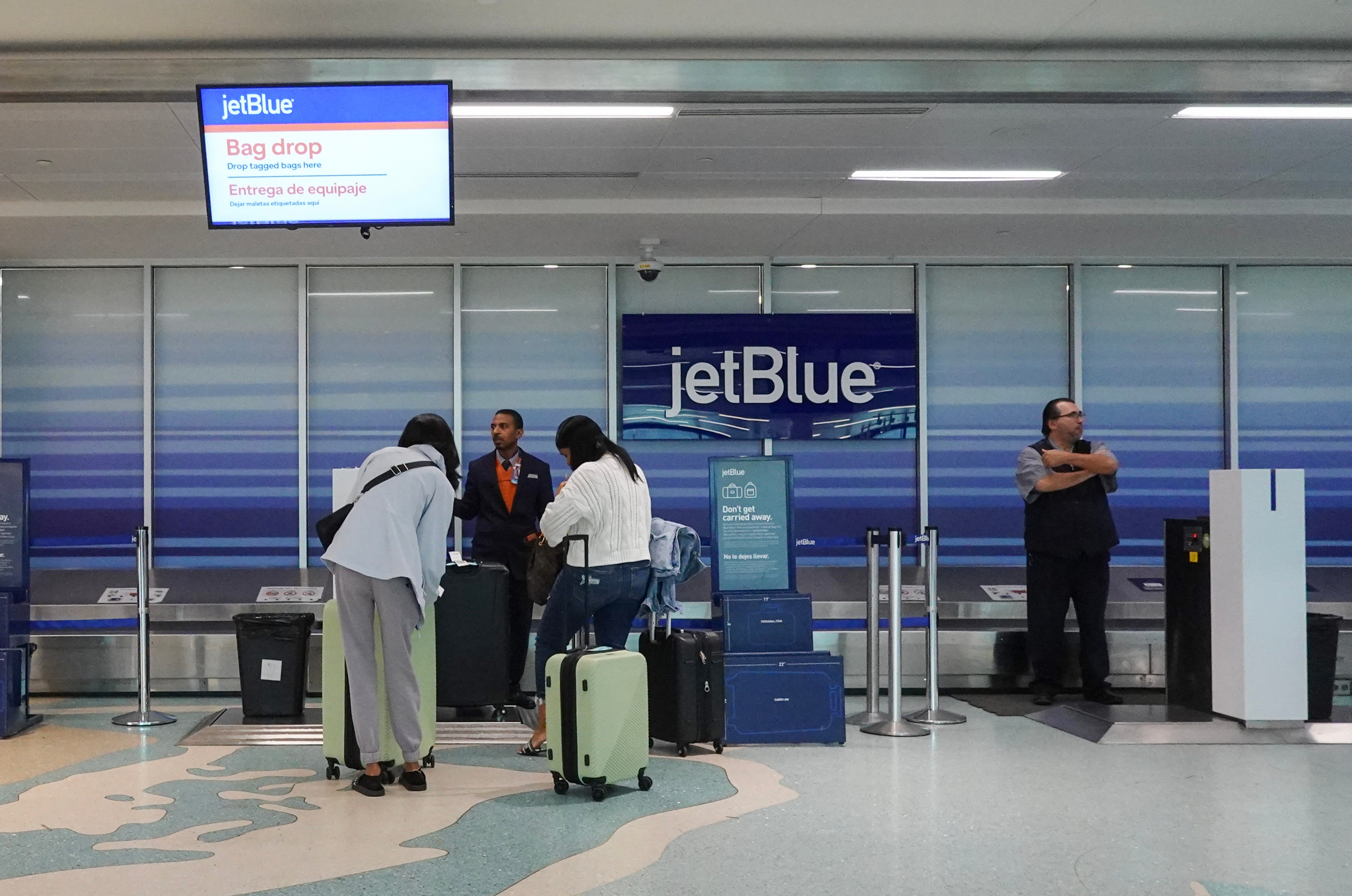 A JetBlue afirma que não é responsável pelos danos à casa de Michael Reese e Leah Ferrarini, já que a transportadora sempre cumpriu as regulamentações federais