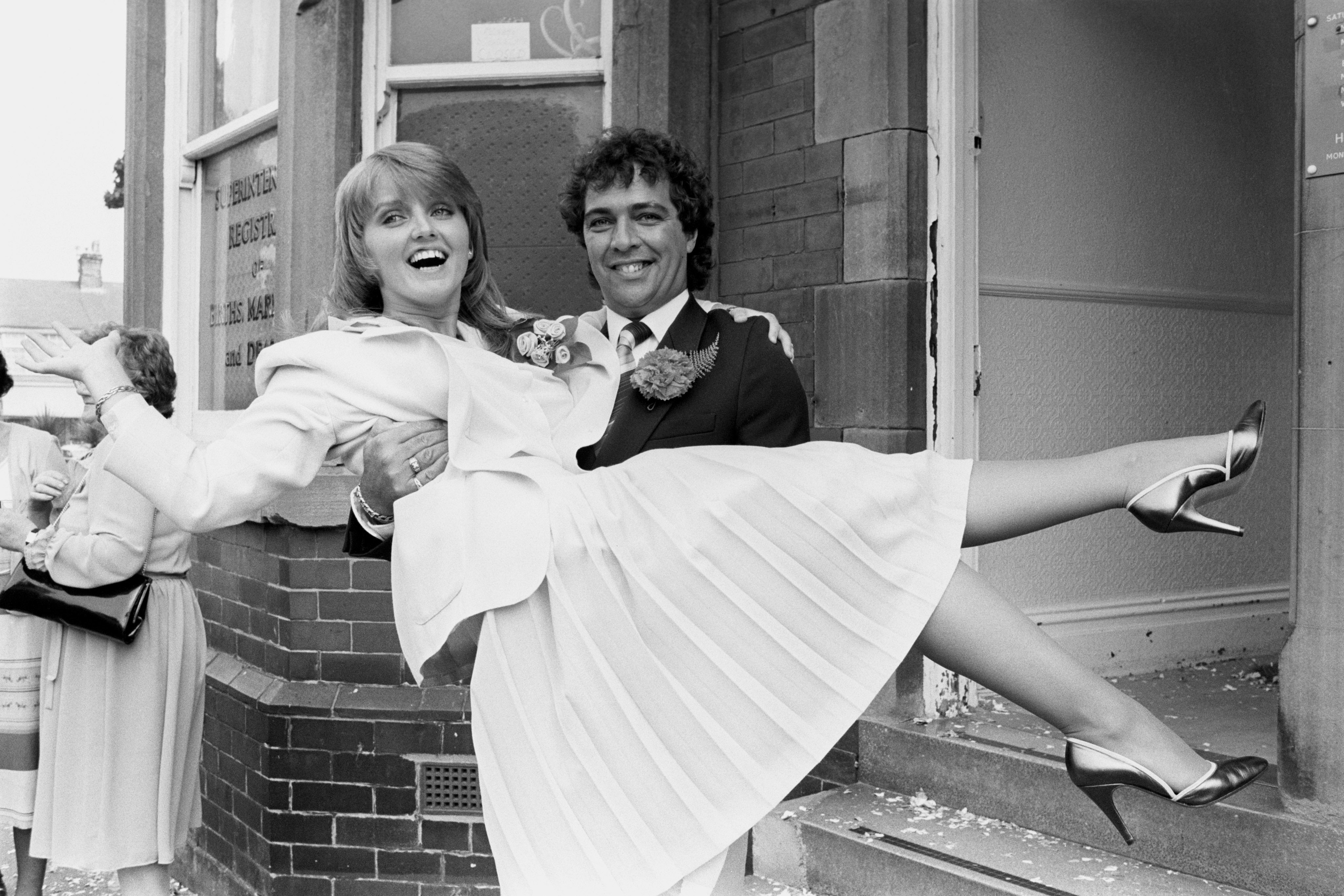 Linda Nolan nos braços de seu marido Brian Hudson no dia do casamento, 1981