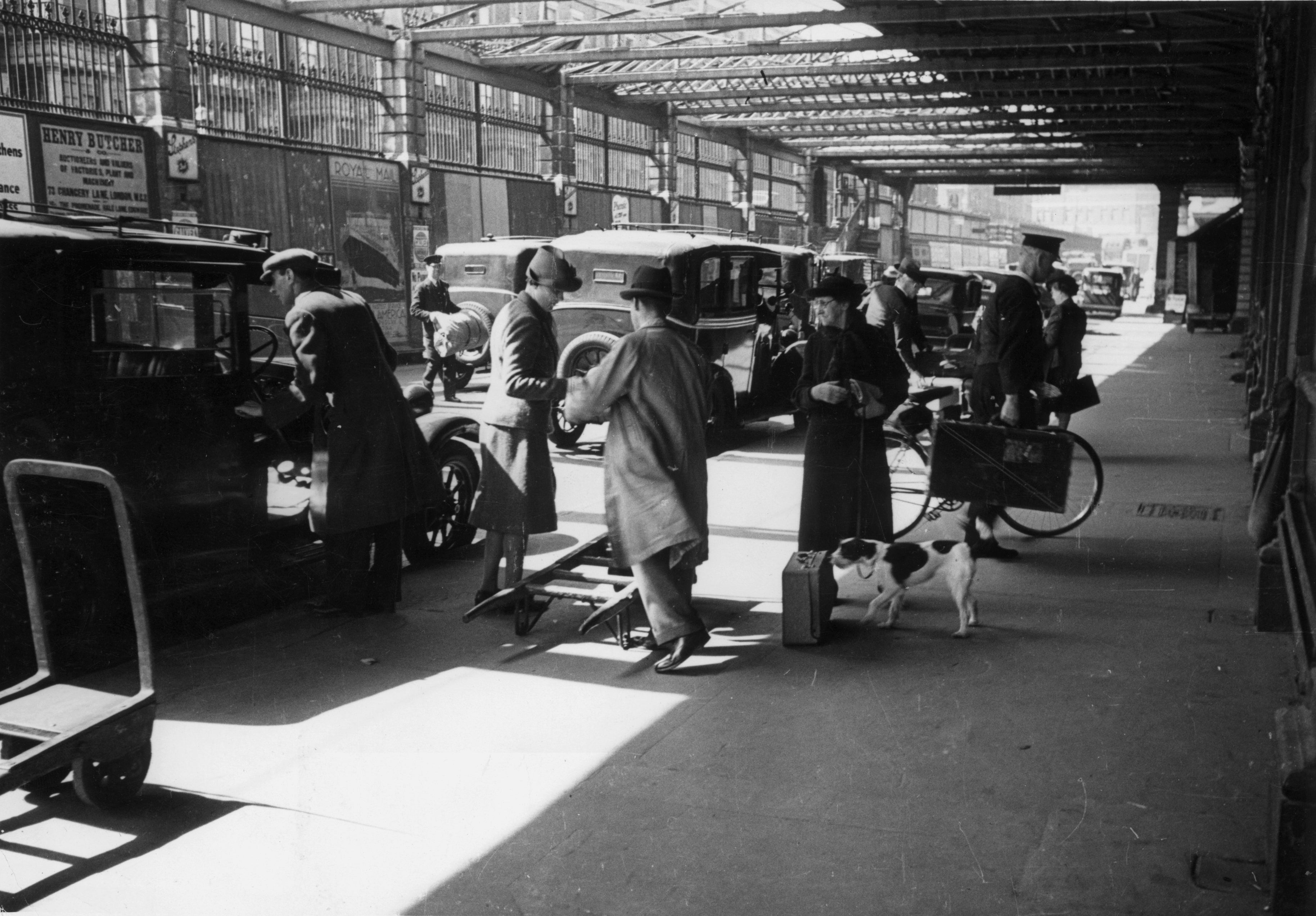 <p>Travellers arrive at Paddington station in London during WW II</p>