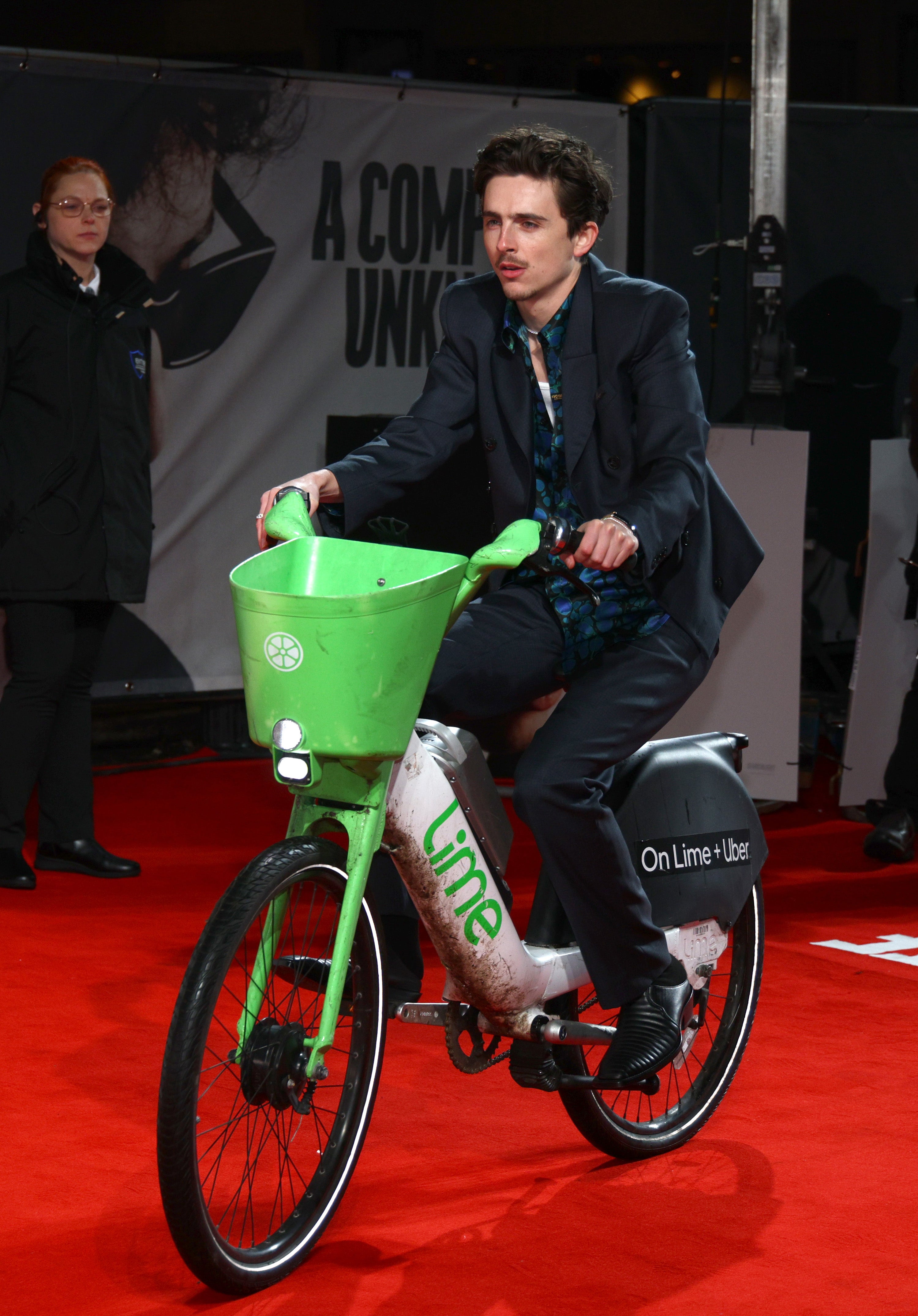 Timothée Chalamet andando de bicicleta limão na estreia do filme no tapete vermelho