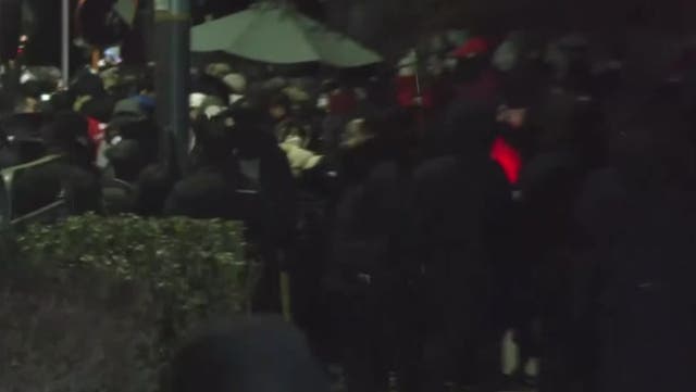 <p>Protesters form human chain outside president Yoon’s office as investigators arrive in new arrest attempt.</p>