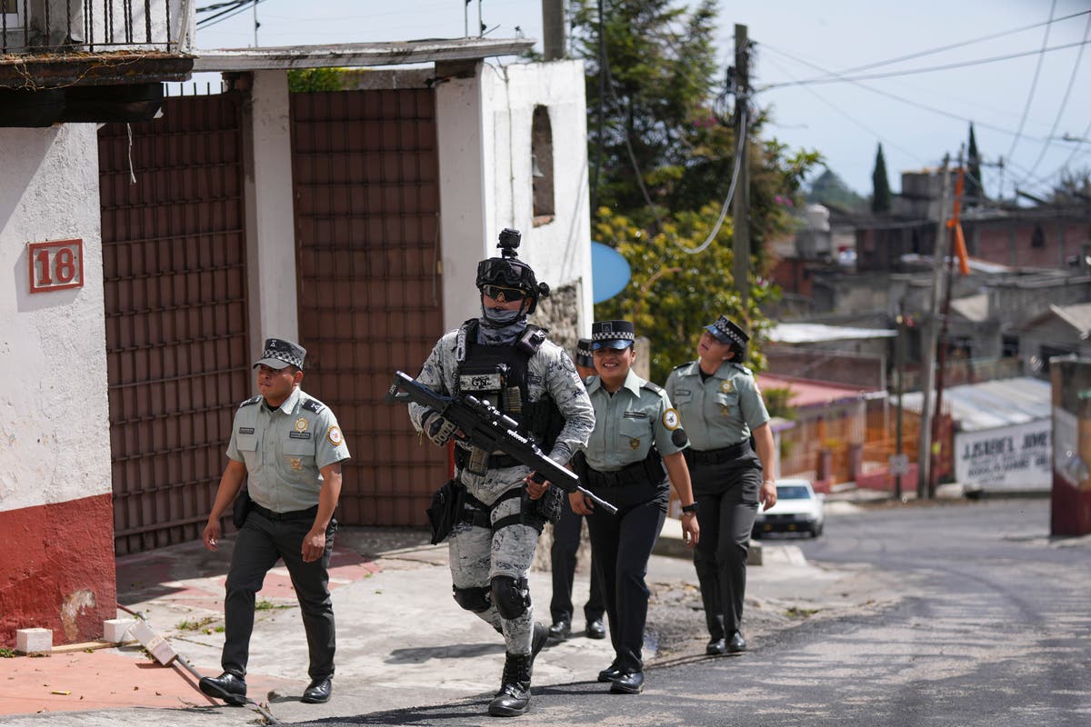 5 killed in Mexican town caught between battling criminal groups