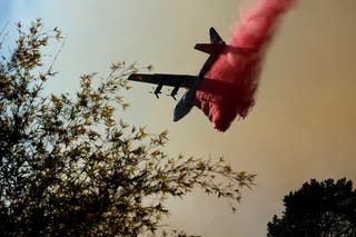 Aircraft drops flame retardant to contain Palisades fire