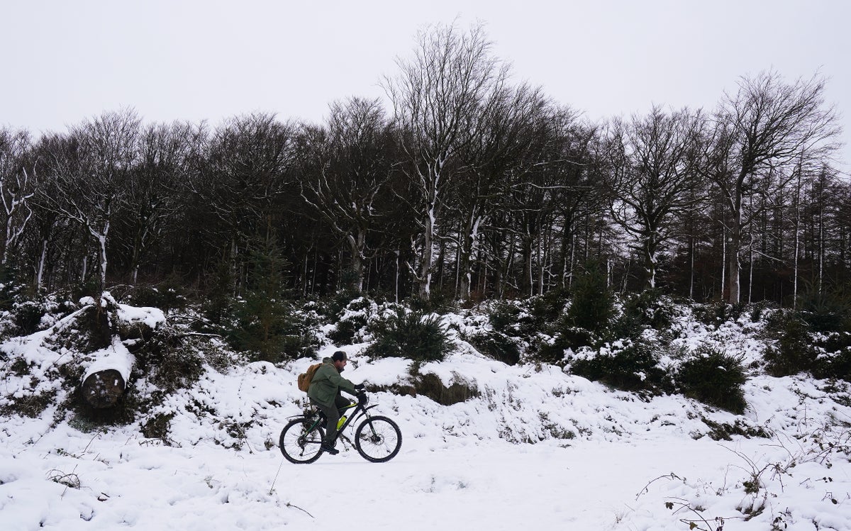 UK weather: Snow set to fall as -2C temperature plunge triggers health alerts