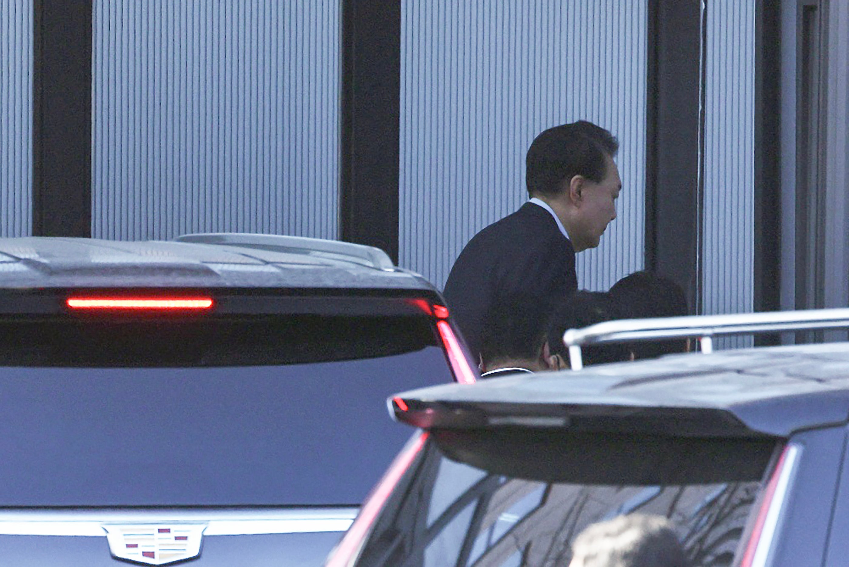 Presiden Korea Selatan yang dimakzulkan Yoon Suk-yeol tiba di kompleks perumahan Kantor Investigasi Korupsi (CIO) di Gwacheon setelah penangkapannya.