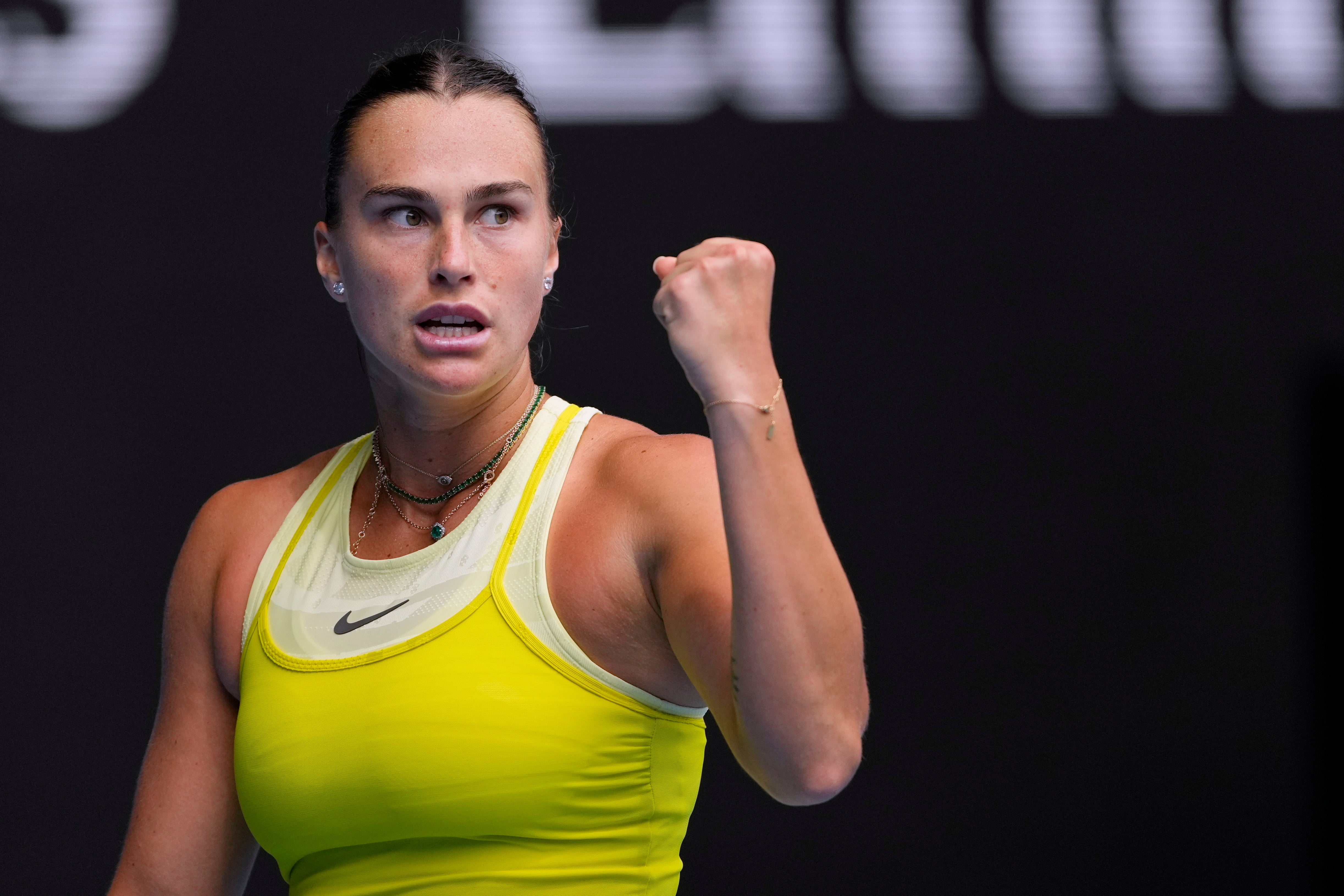 Aryna Sabalenka cerra o punho (Vincent Thian/AP)