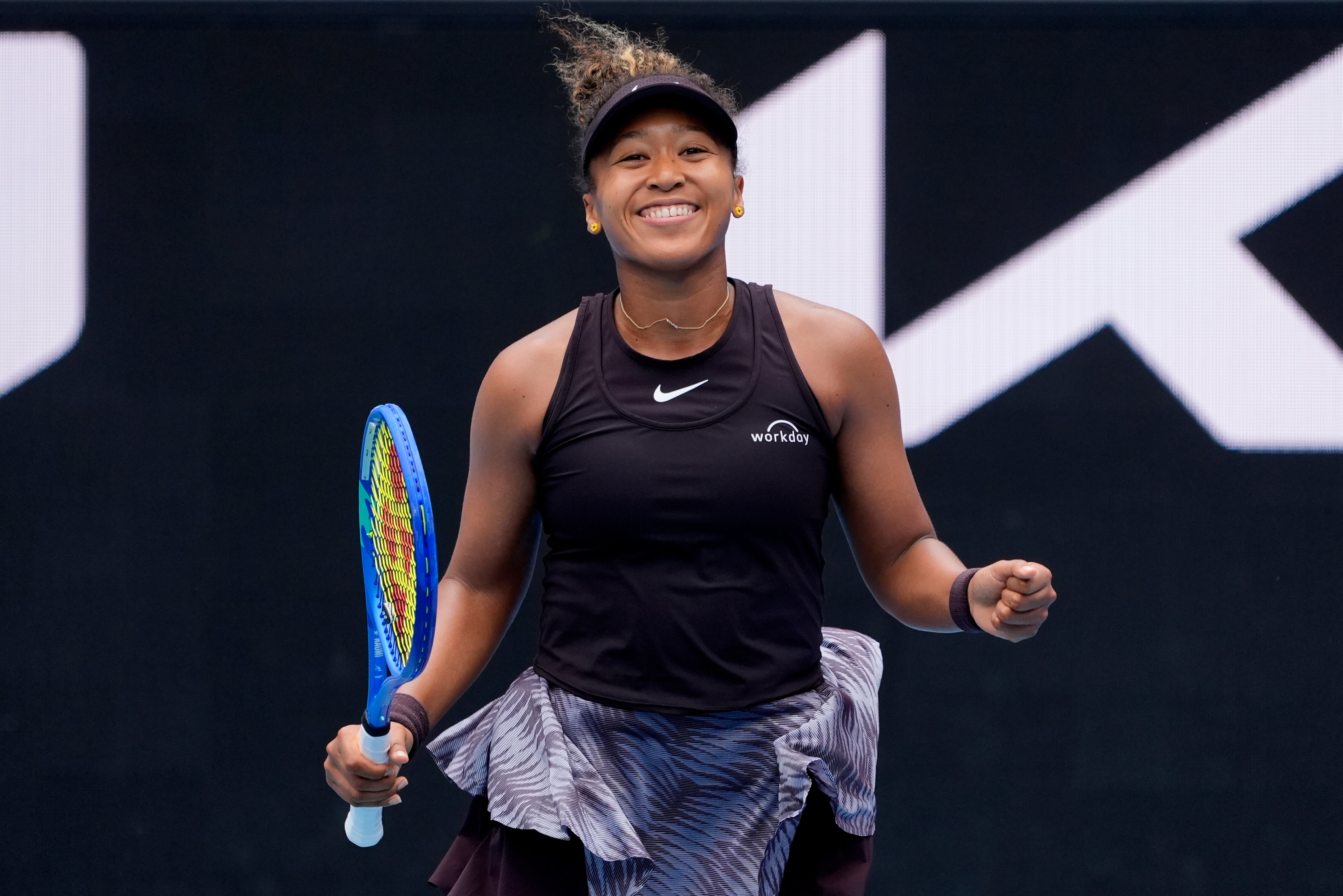 Naomi Osaka comemora vitória sobre Karolina Muchova (Asanka Brendon Ratnayake/AP)